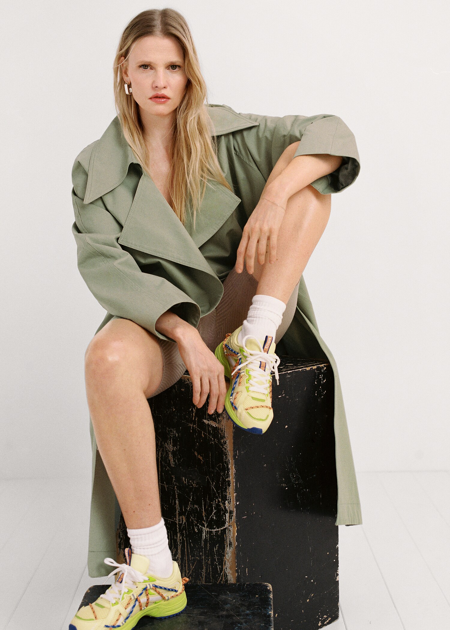 Oversize water-repellent trench coat - Details of the article 5