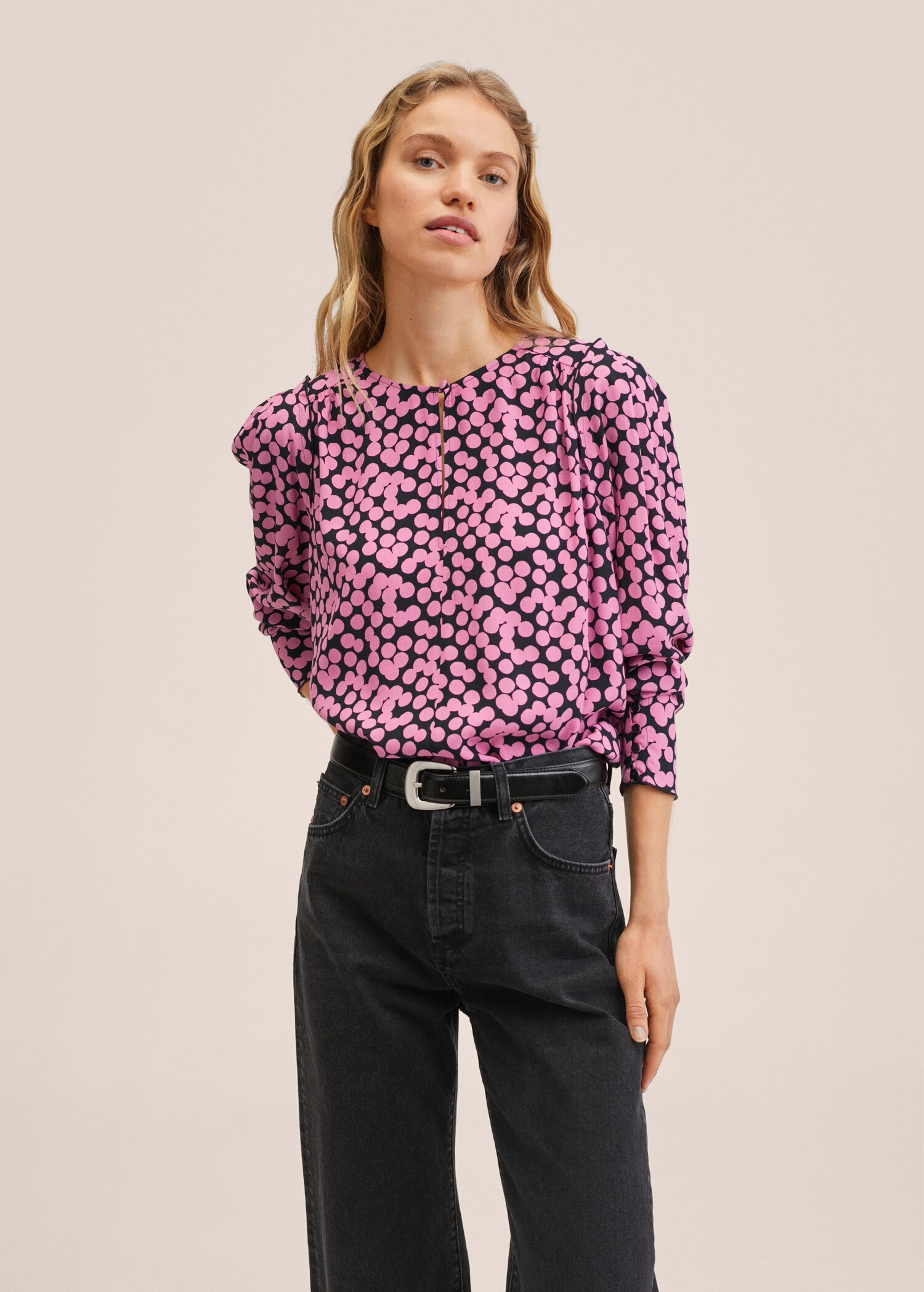 Blusa estampado topos - Plano medio