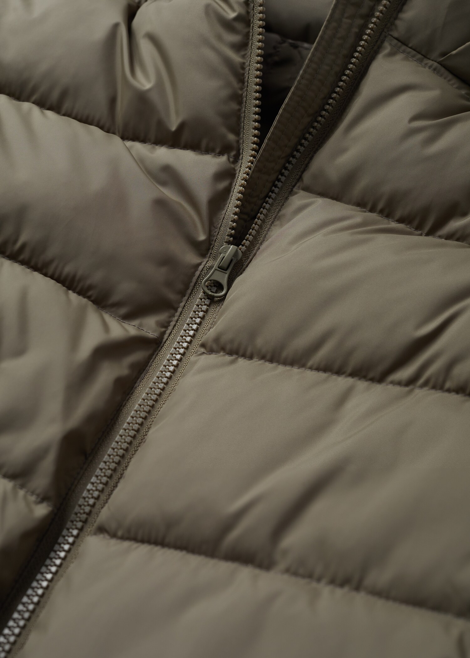 Prošívaná vesta s kapucí - Detail zboží 8