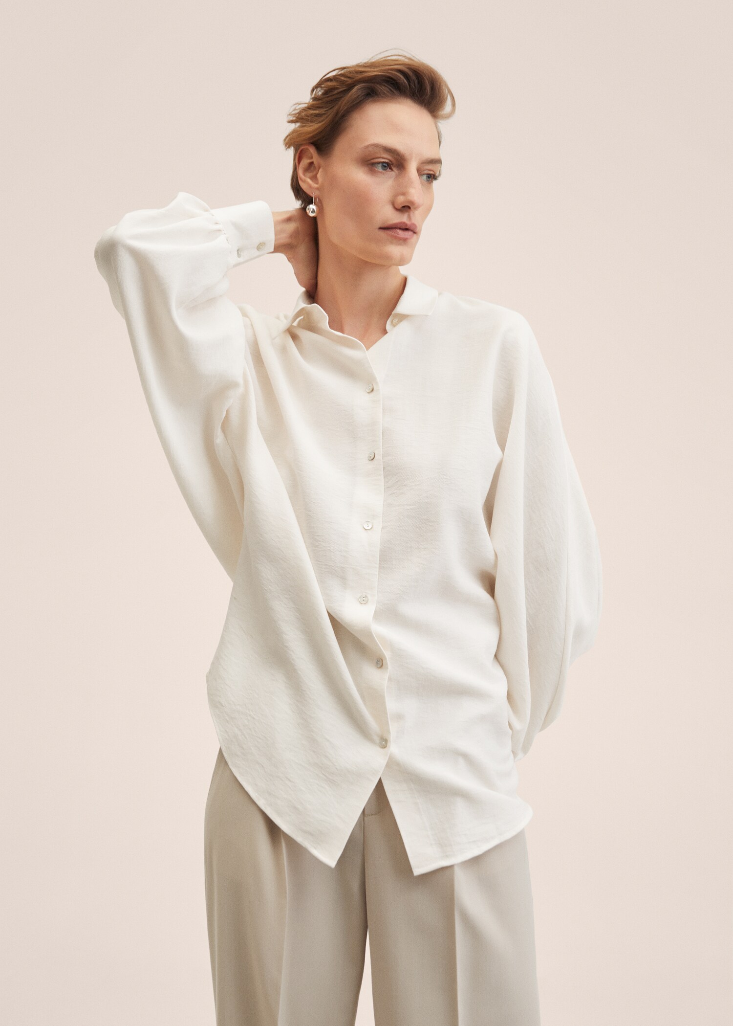 Camisa oversize textura - Plano medio