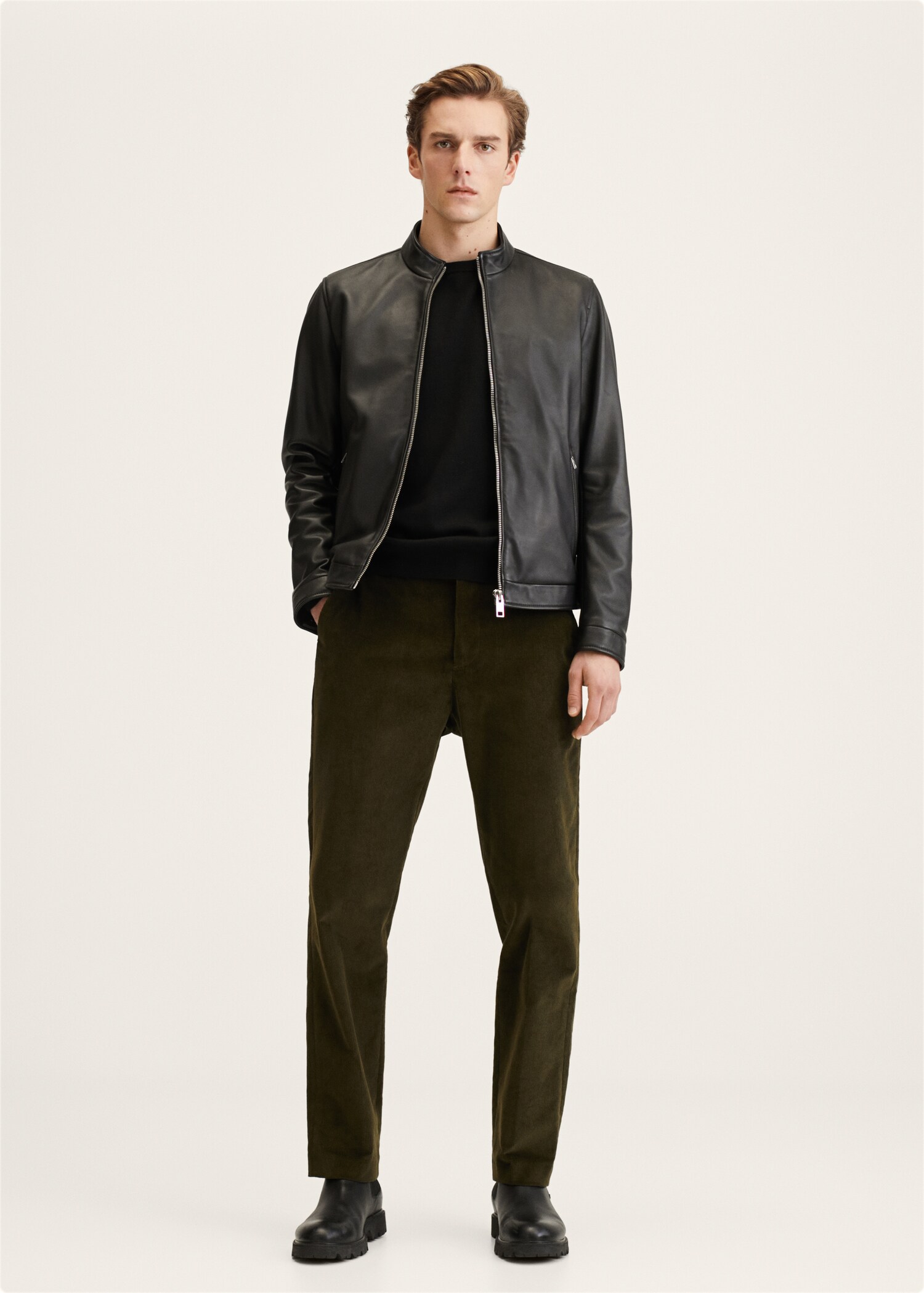 Pantalón regular fit pana - Plano general