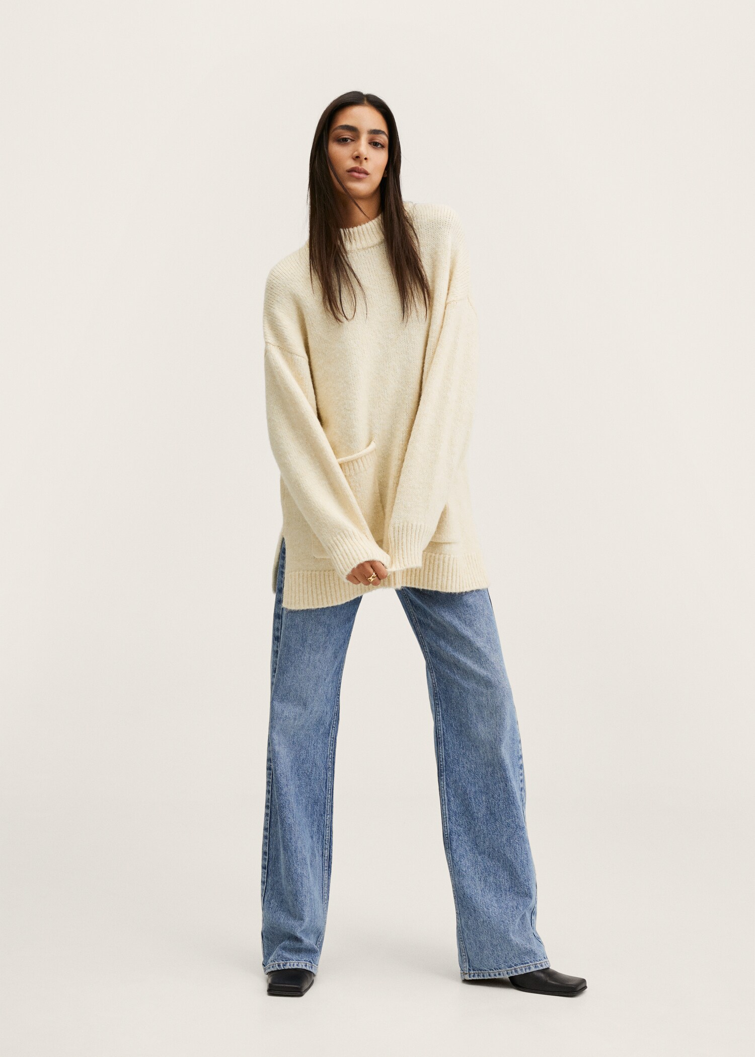 Sweter z dzianiny oversize - Plan ogólny
