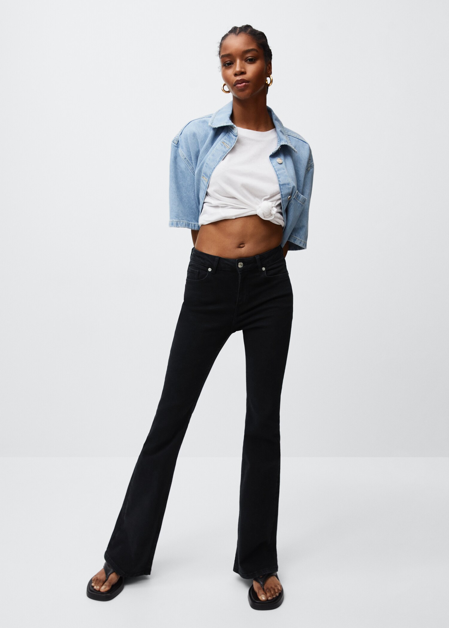 Flared-Jeans mit mittlerer Bundhöhe - Allgemeine Ansicht