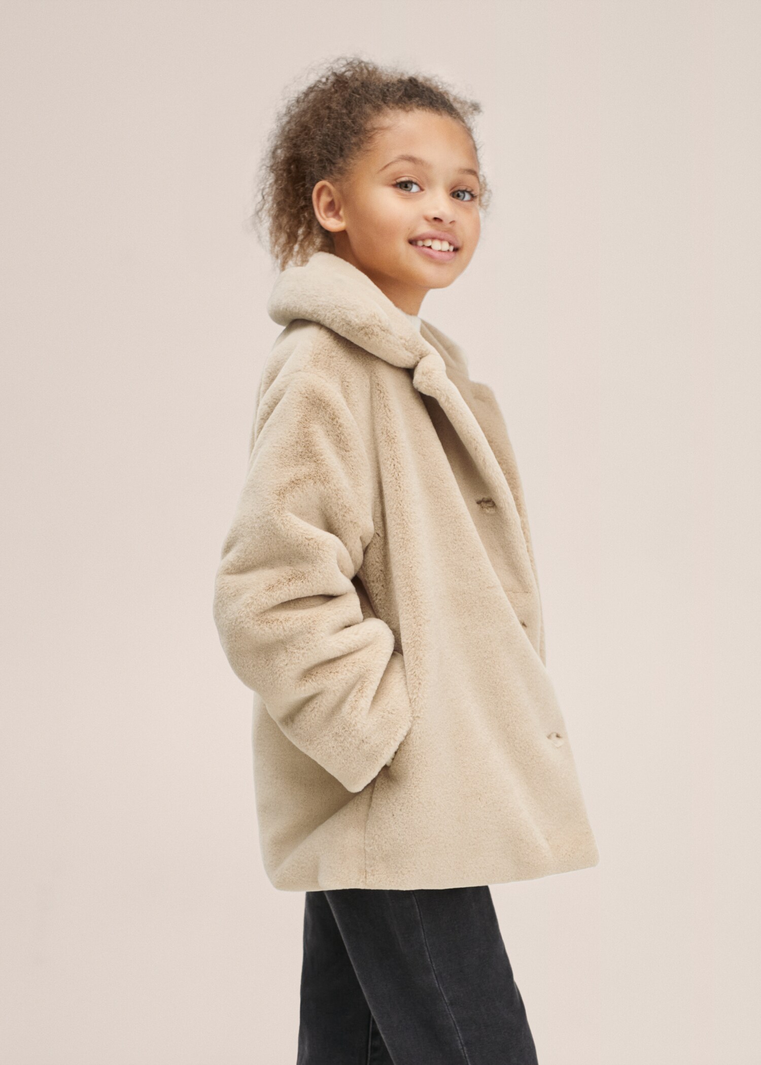 Coat with fur-effect lapels - General plane