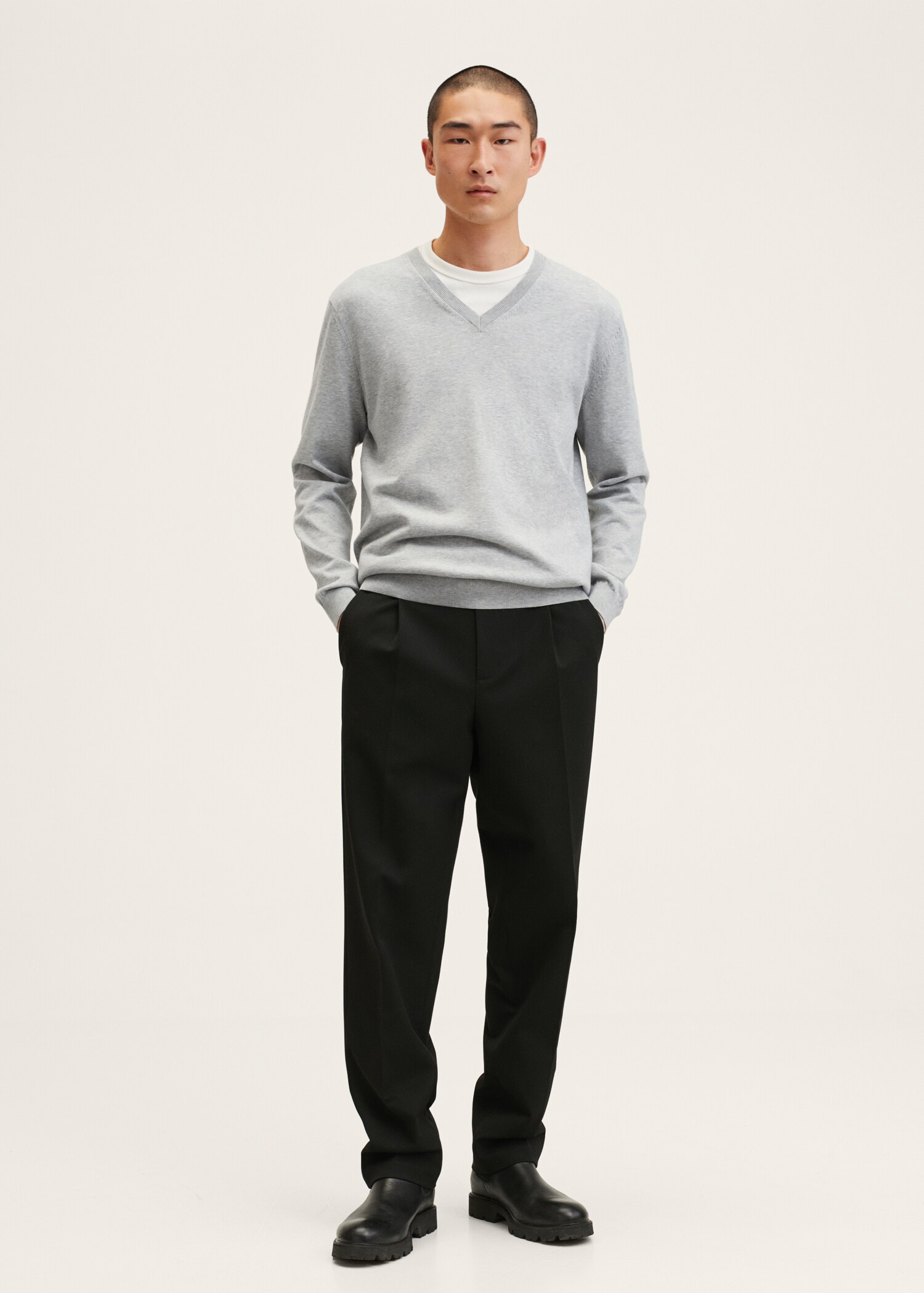 Thermoregulating V-neck sweater - General plane
