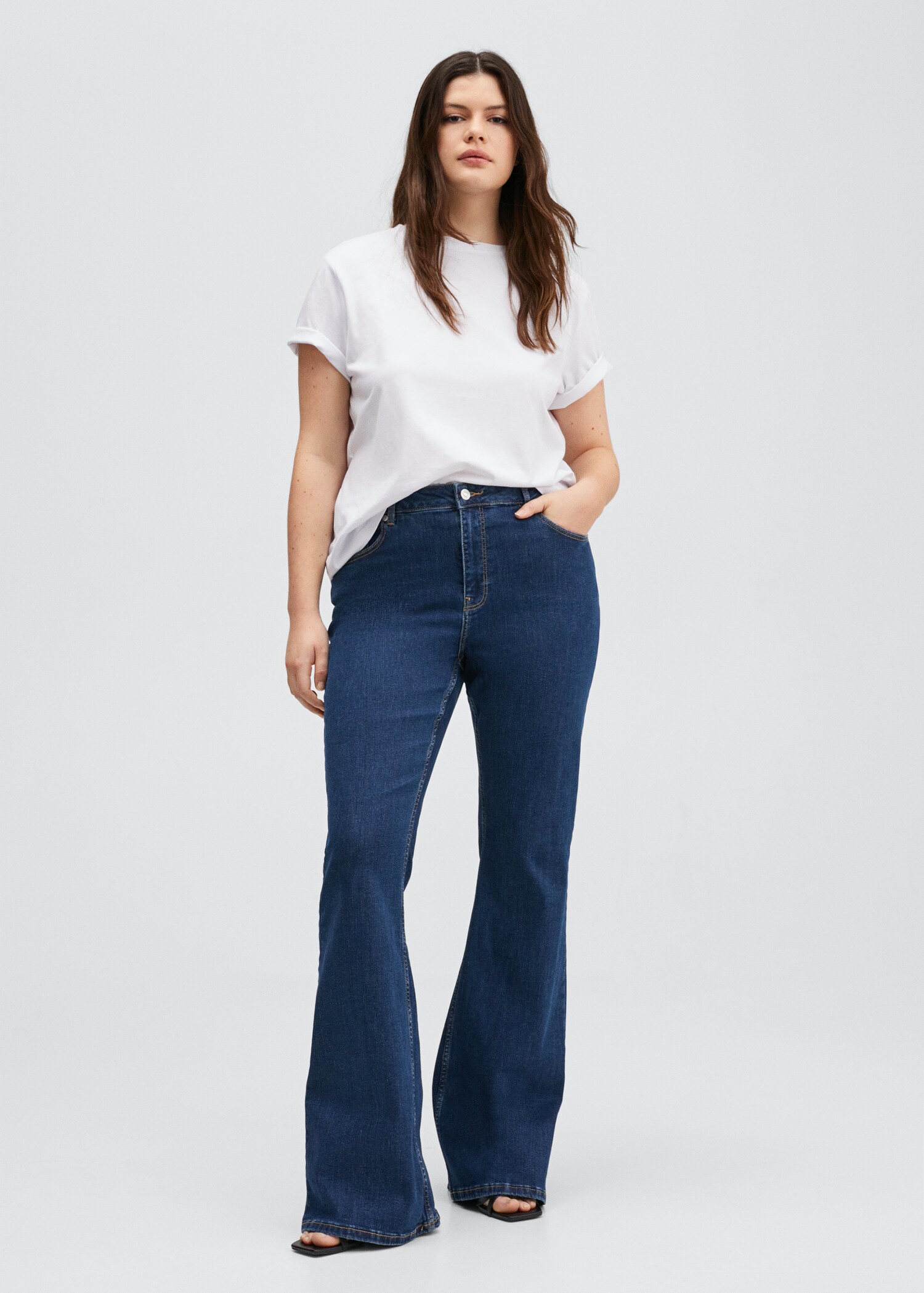 Medium-rise flared jeans  - General plane