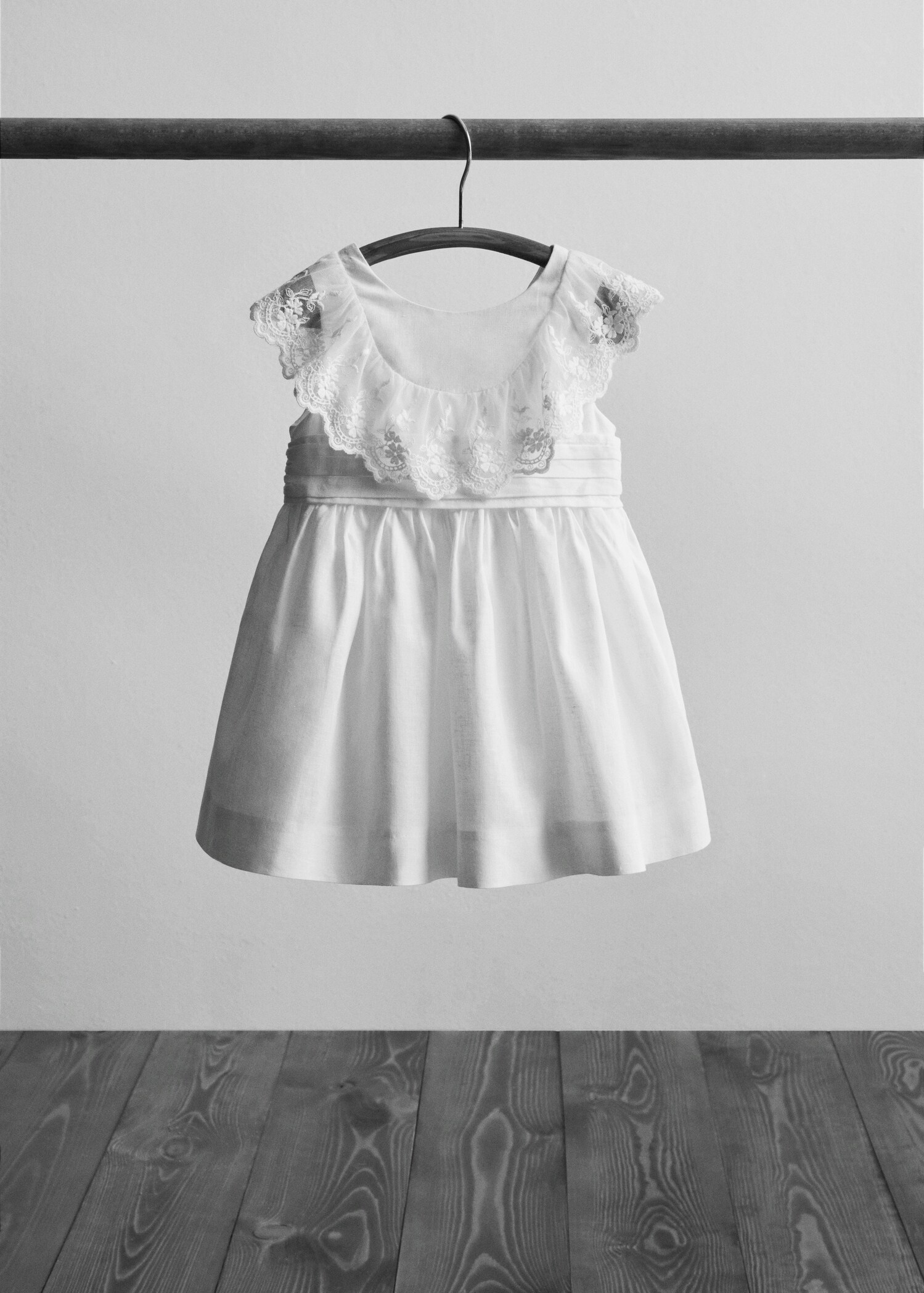 Lace ruffle dress - General plane