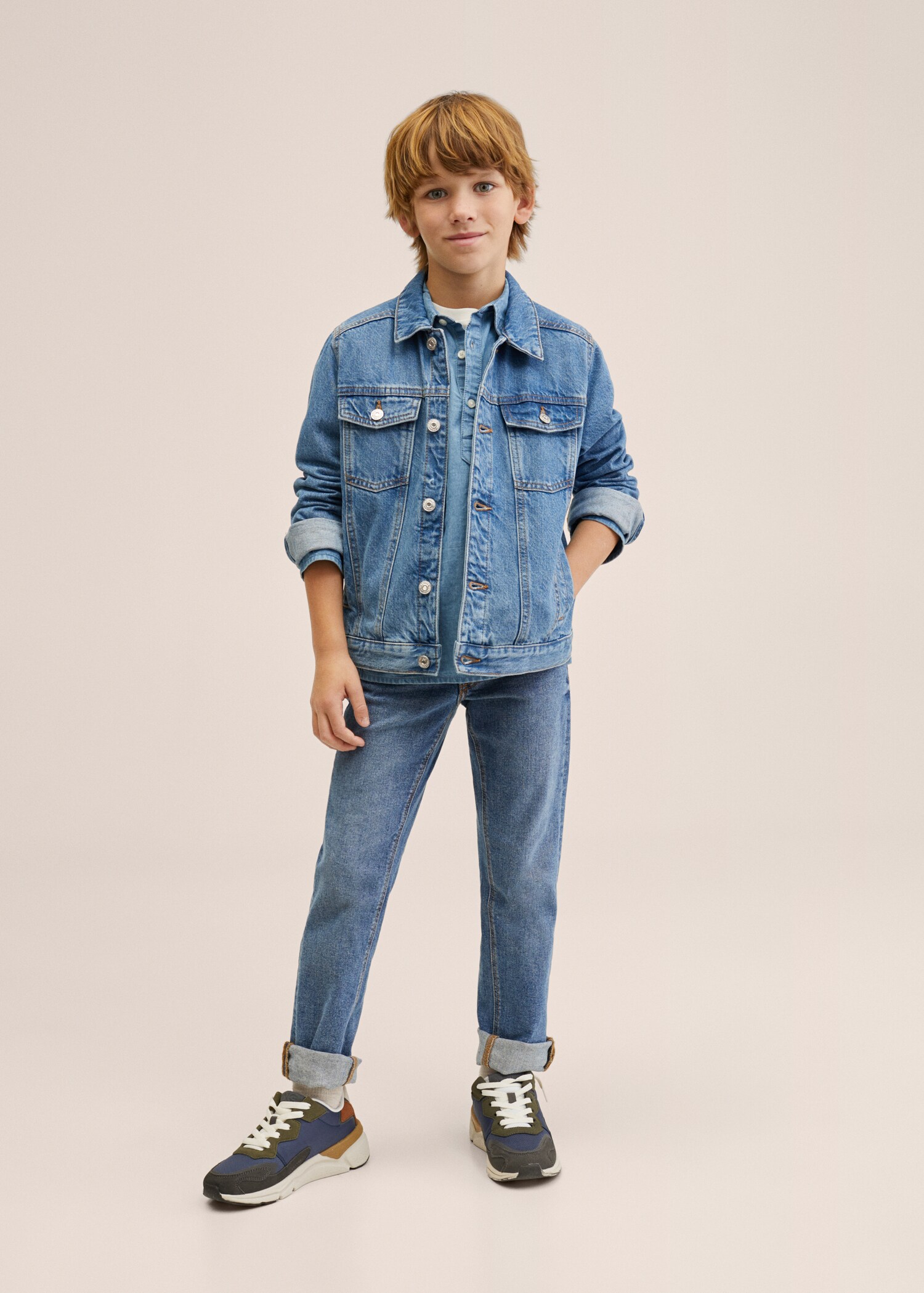 Chaqueta vaquera bolsillos  - Plano general