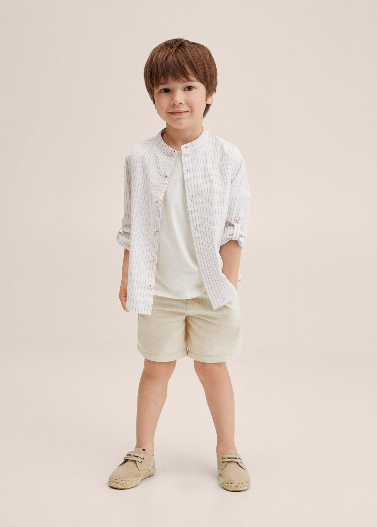 Camisa formal de algodão às riscas - Plano geral