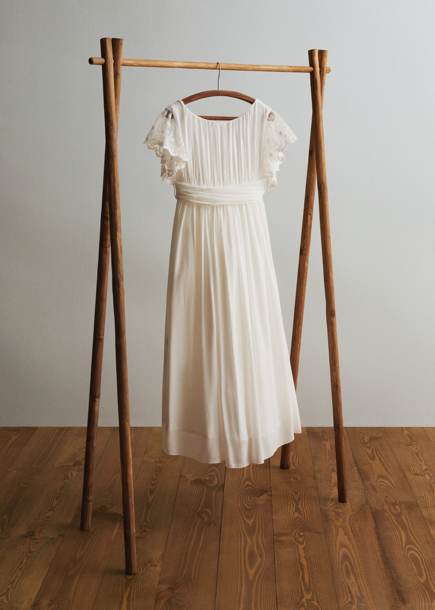 Lace sleeved dress - General plane