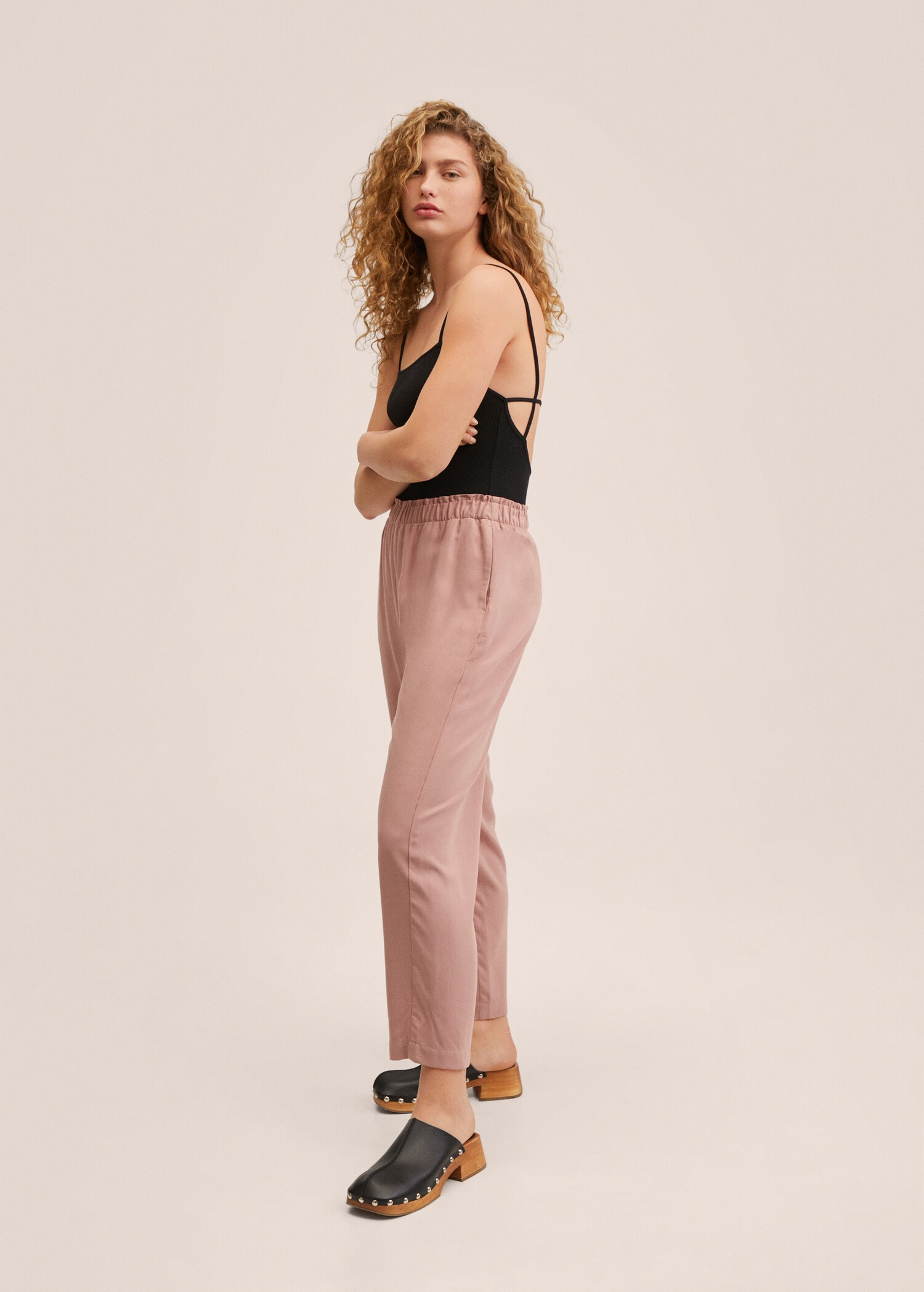 Pantalón crop cintura elástica - Plano general