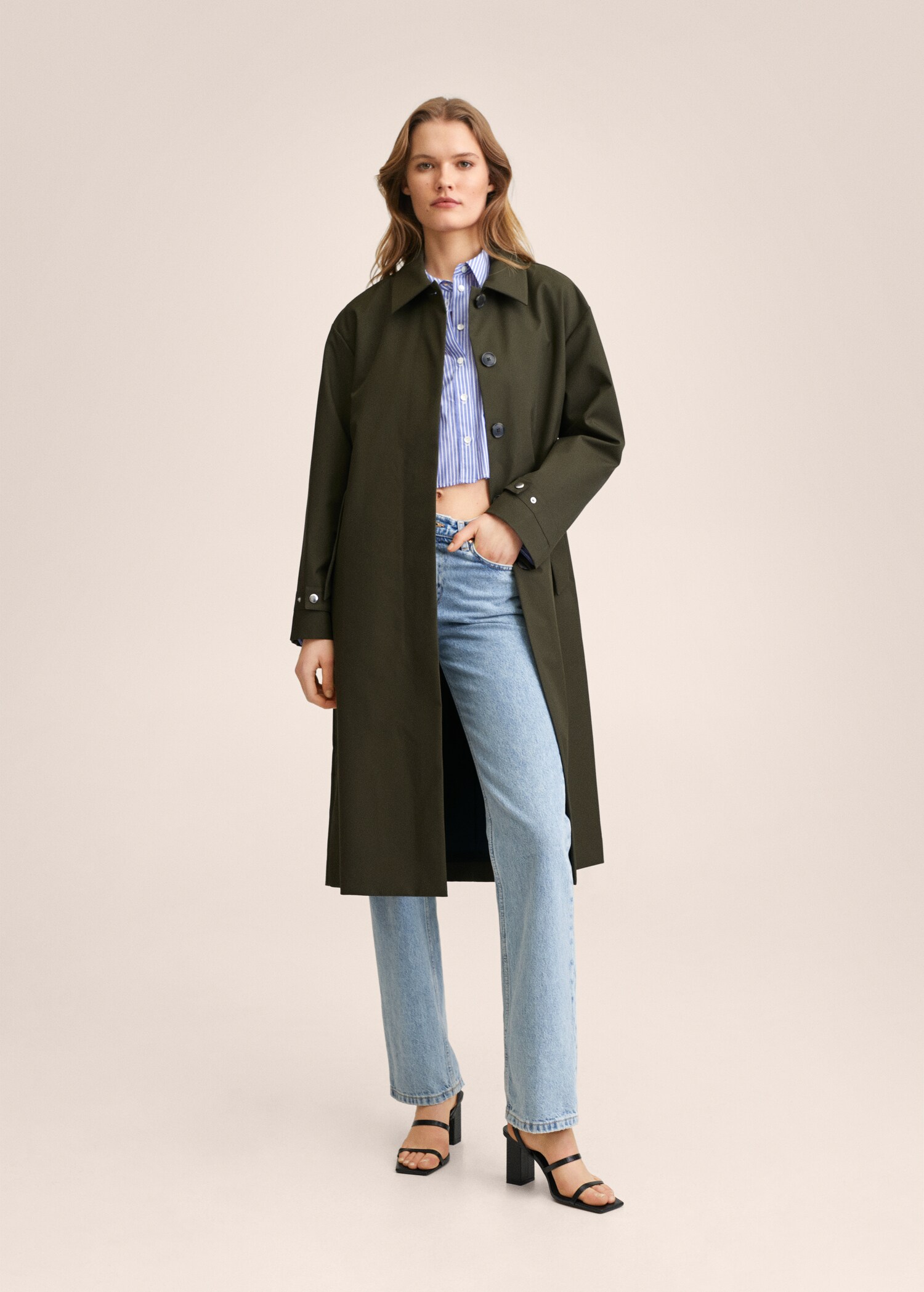 Trenchcoat mit wärmeversiegelten Knöpfen - Allgemeine Ansicht