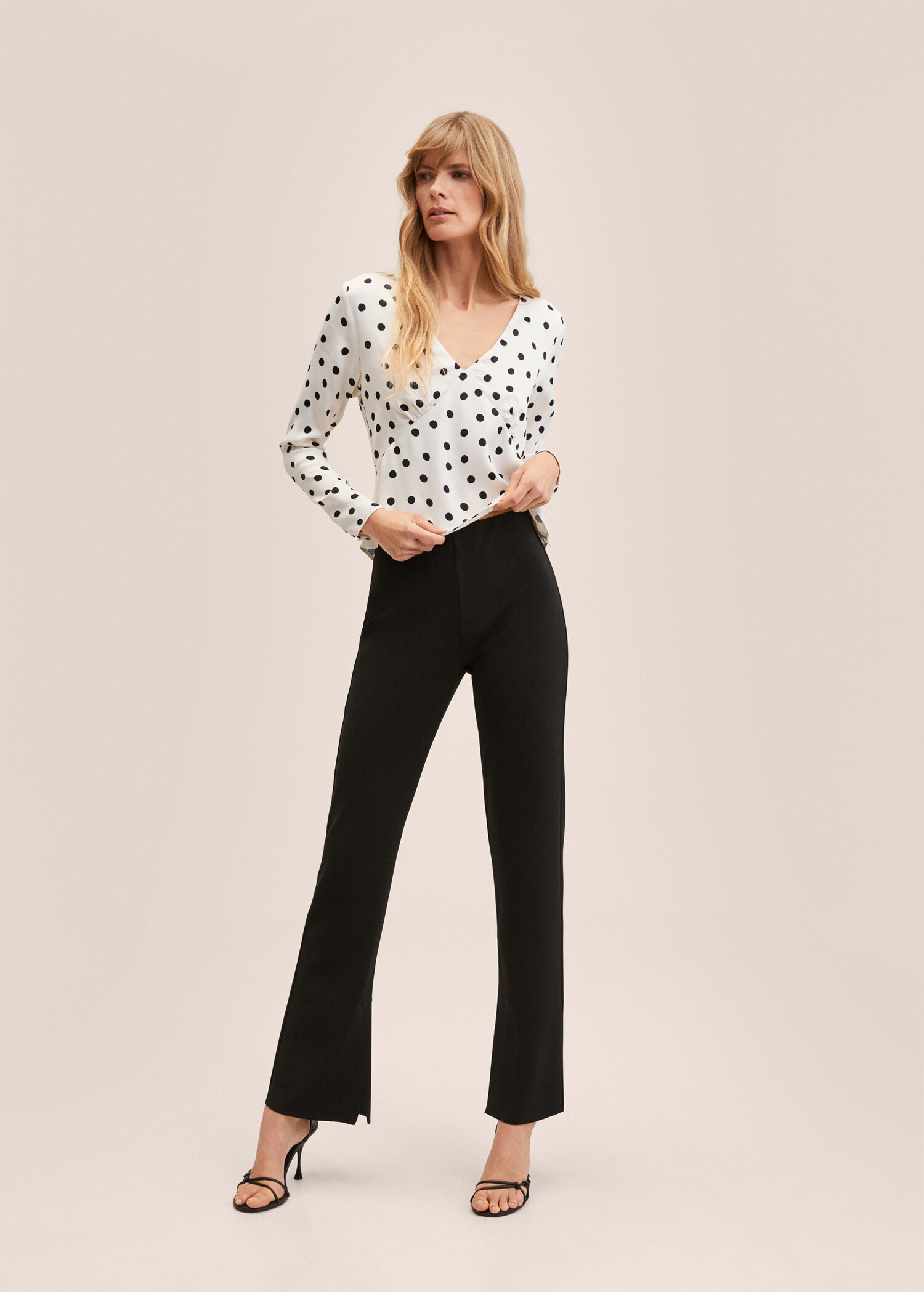 Blusa satinada lunares - Plano general
