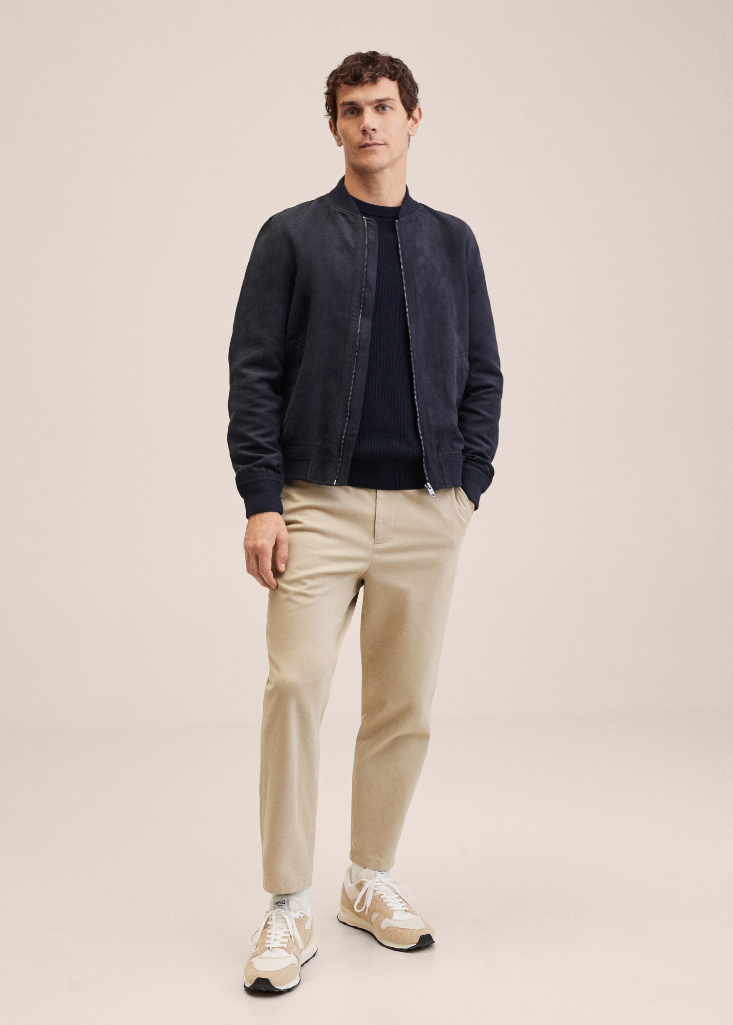 Cazadora bomber efecto ante - Plano general