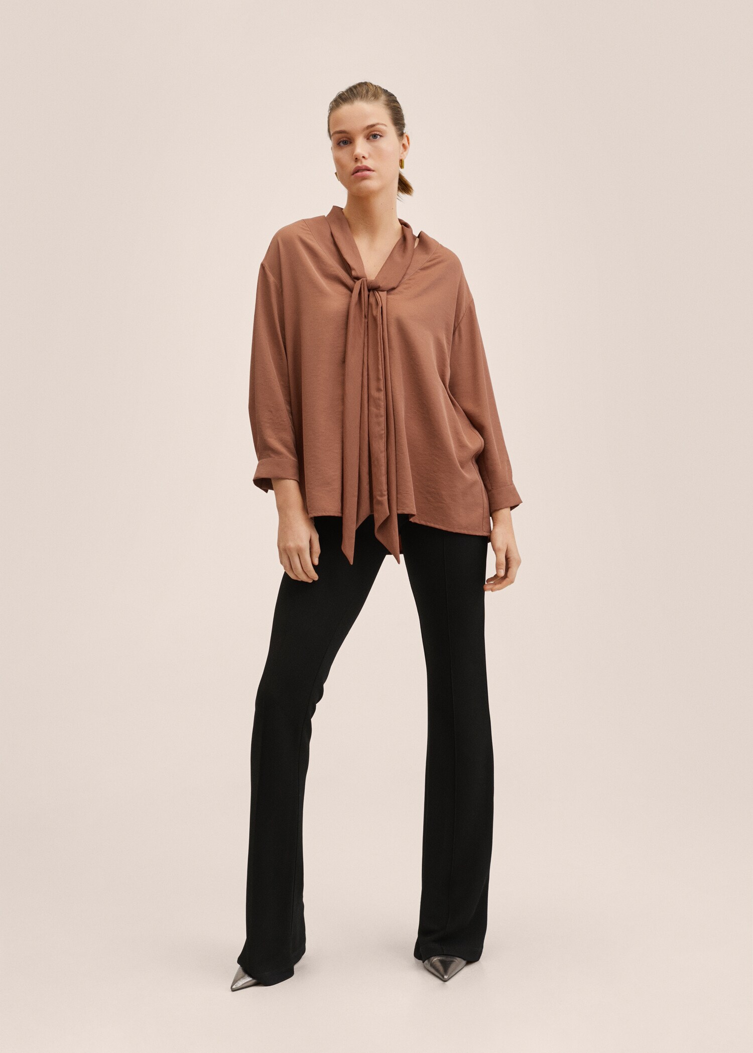 Blusa lazo cuello - Plano general