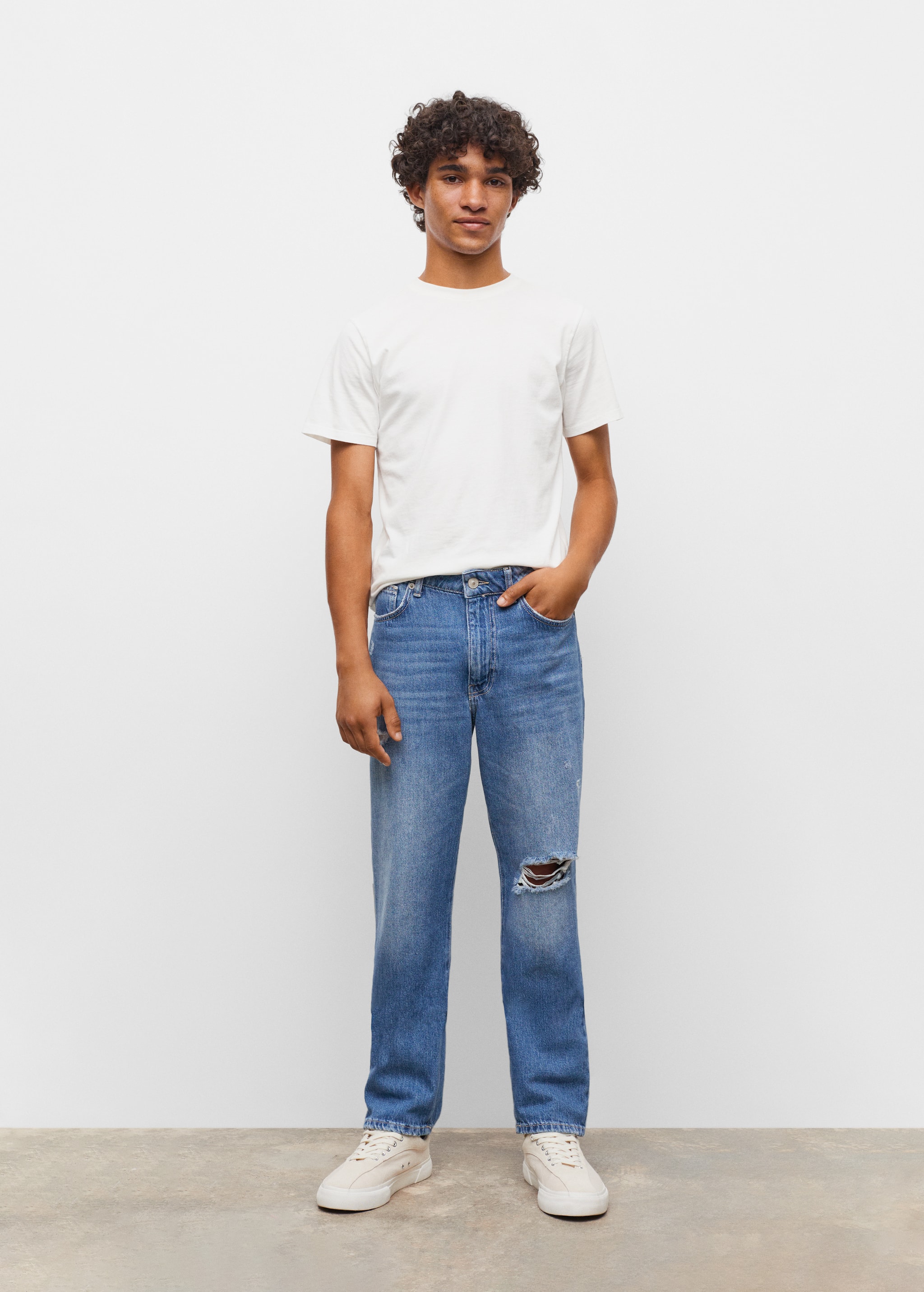 Gerade Jeans mit Zierrissen - Allgemeine Ansicht