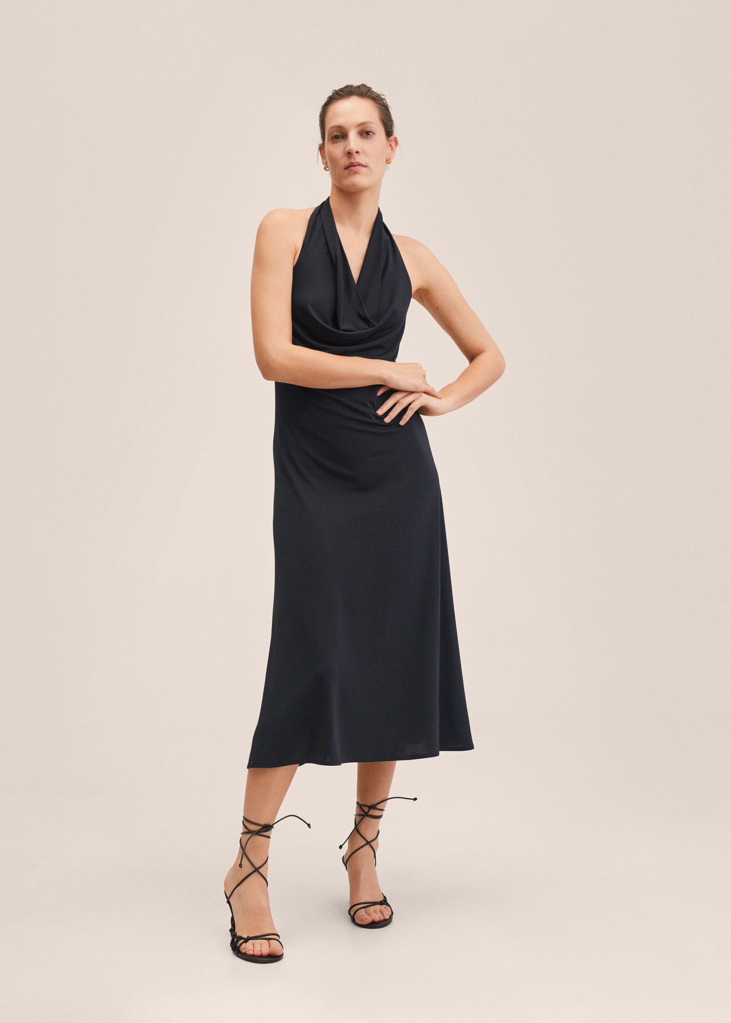 Vestido cuello halter - Plano general