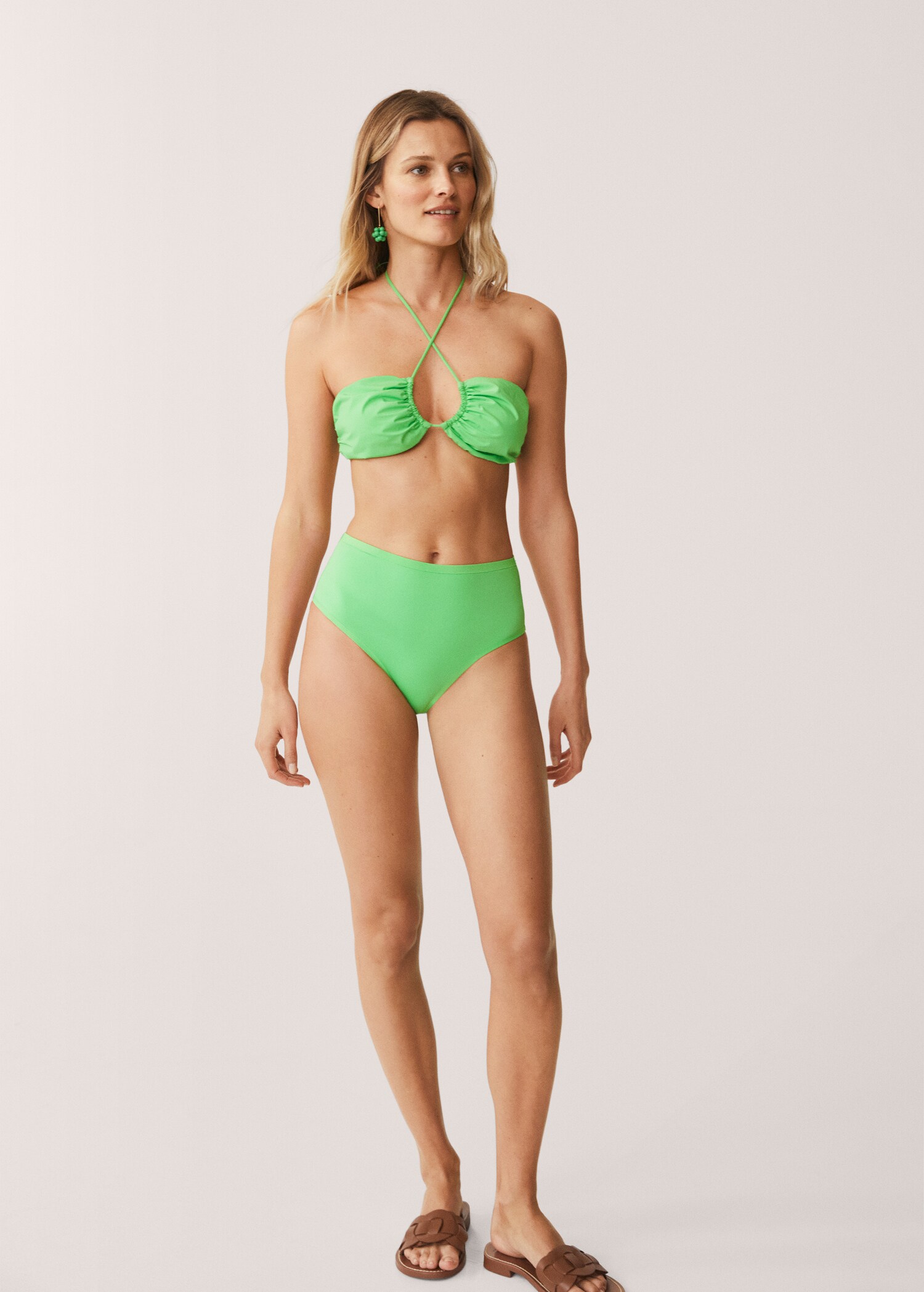 Braguita bikini tiro alto - Plano general