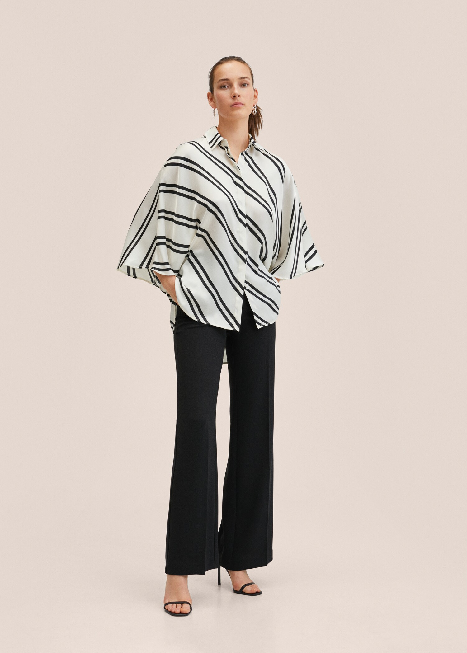 Blusa satinada rayas - Plano general