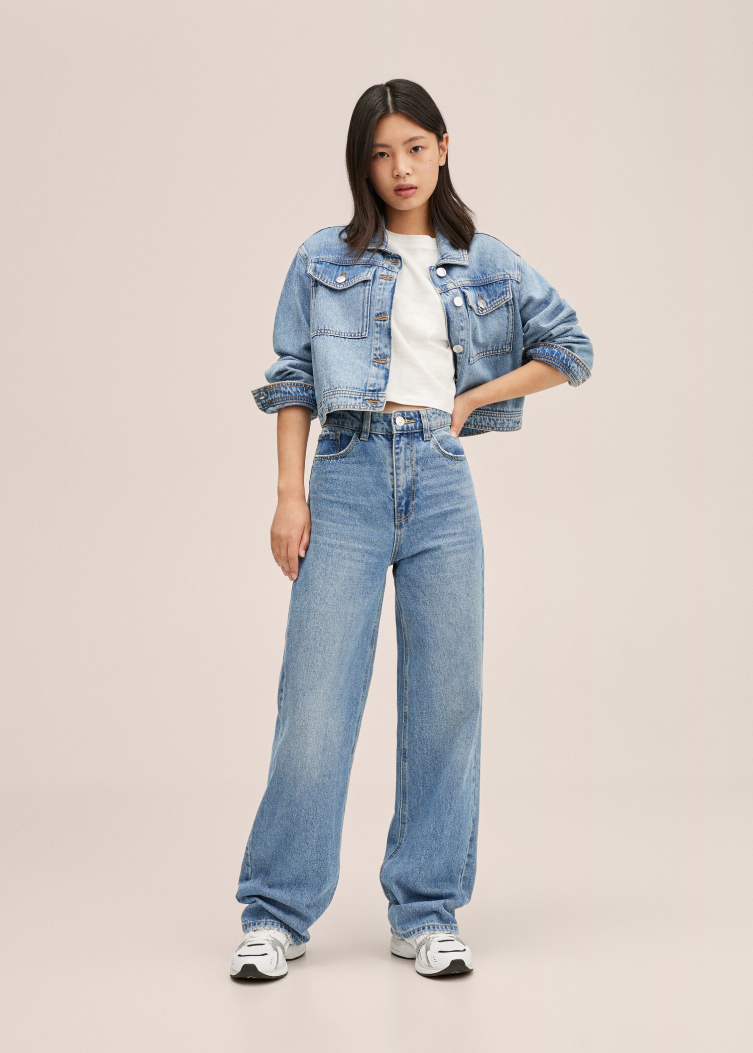 Cazadora crop denim - Plano general
