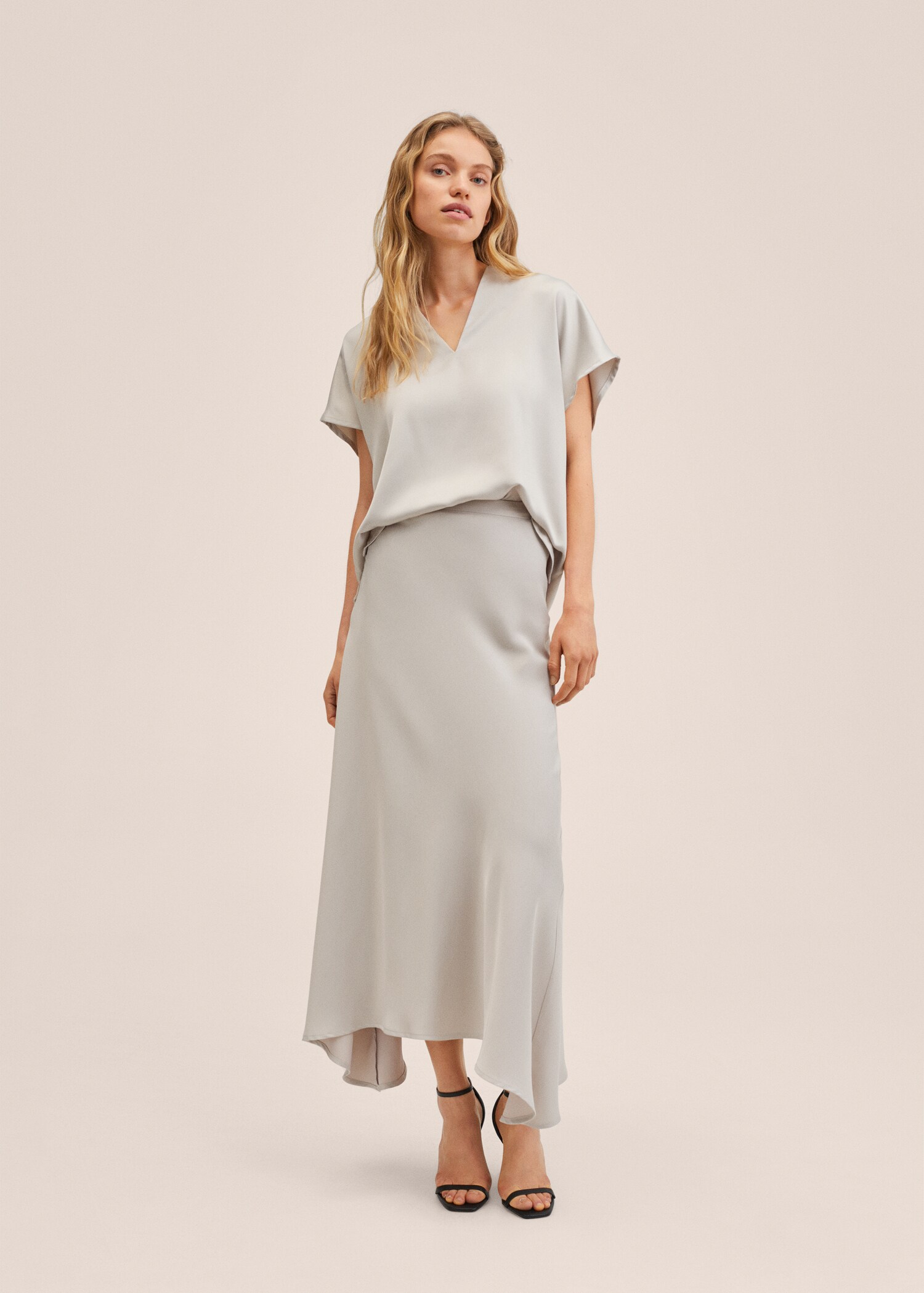 Blusa satinada oversize - Plano general