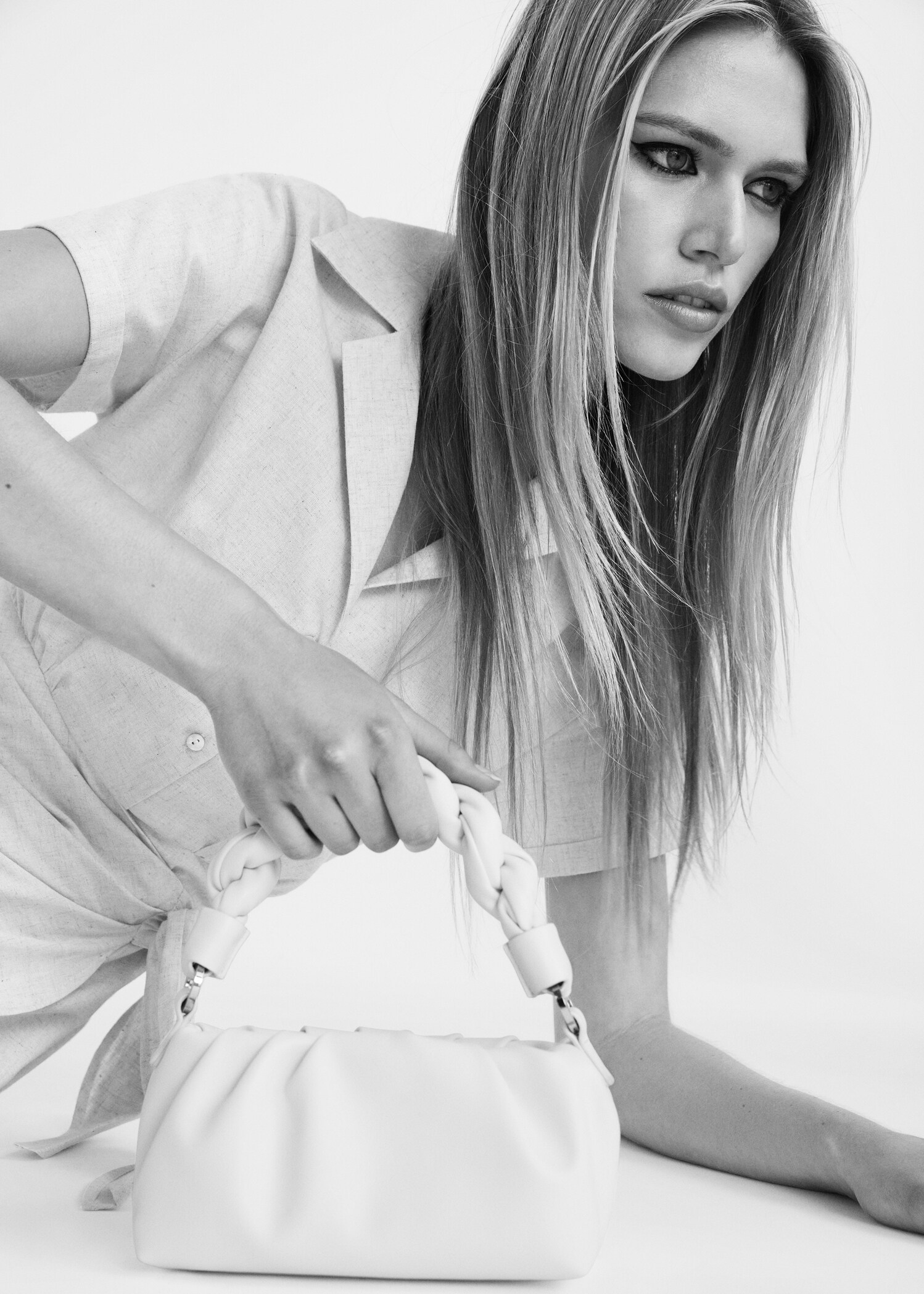 Crossbody bag with twisted strap   - General plane