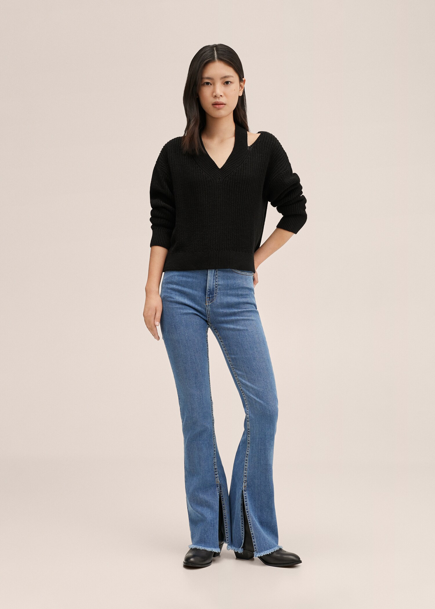 Cut-out knitted sweater - General plane