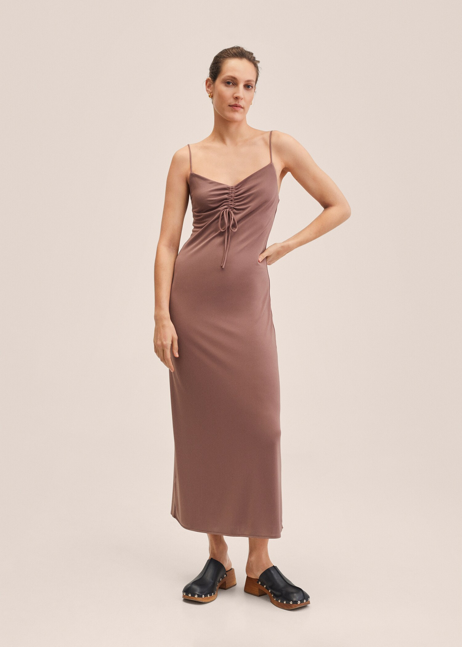 Vestido escote fruncido - Plano general