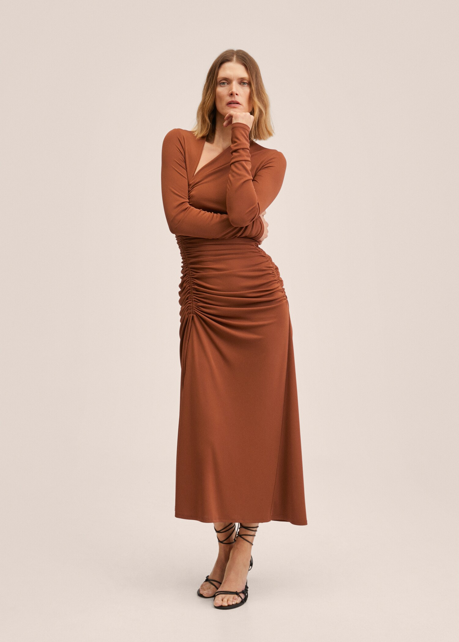 Robe froncée dos ouvert - Plan général