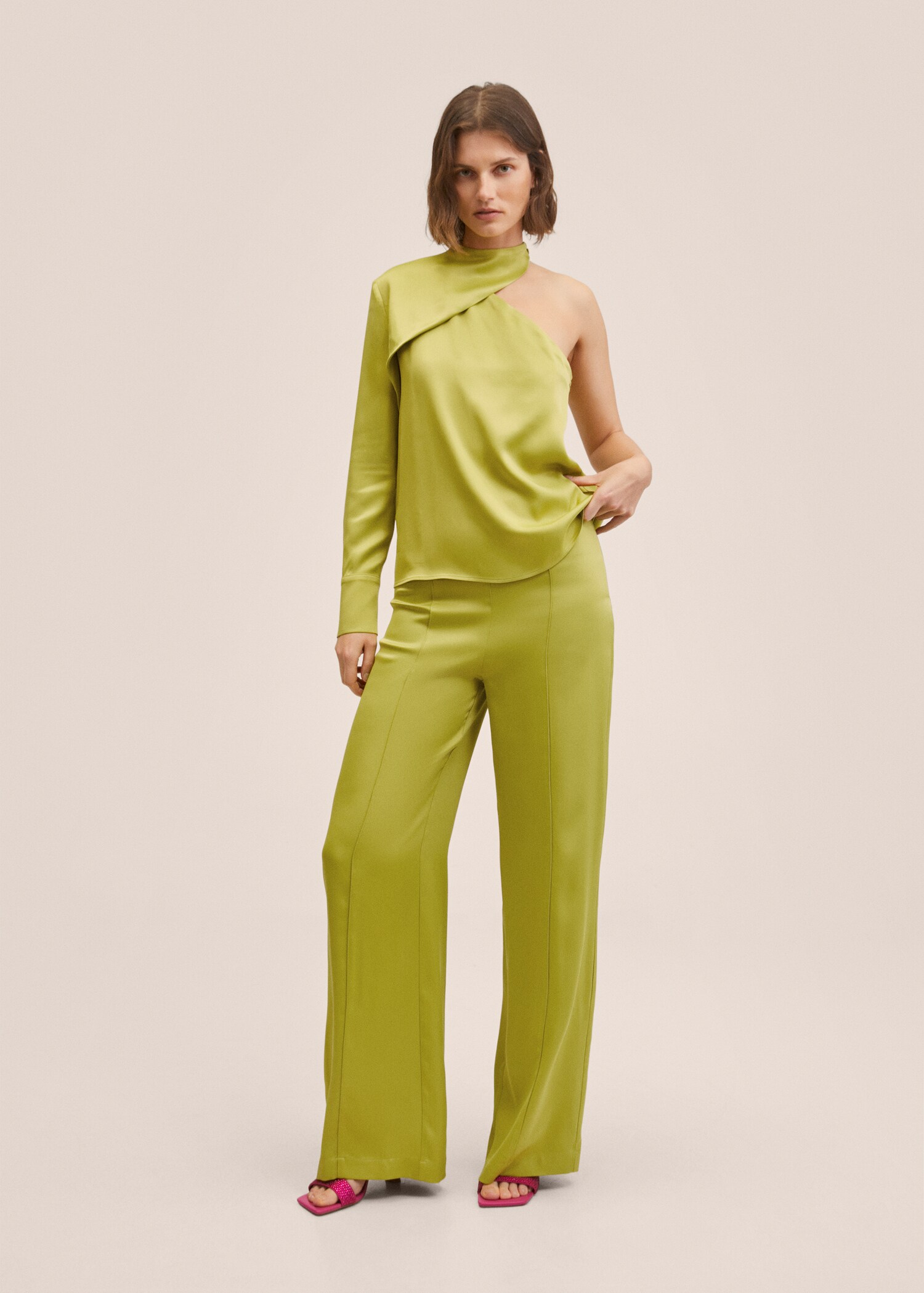 Blusa asimétrica satinada - Plano general