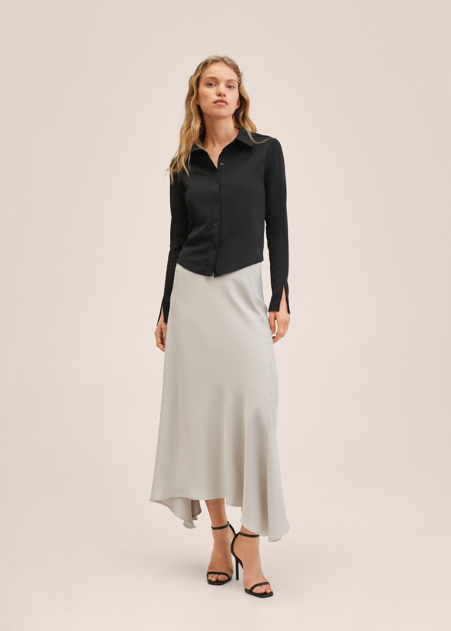 Falda midi satinada - Plano general
