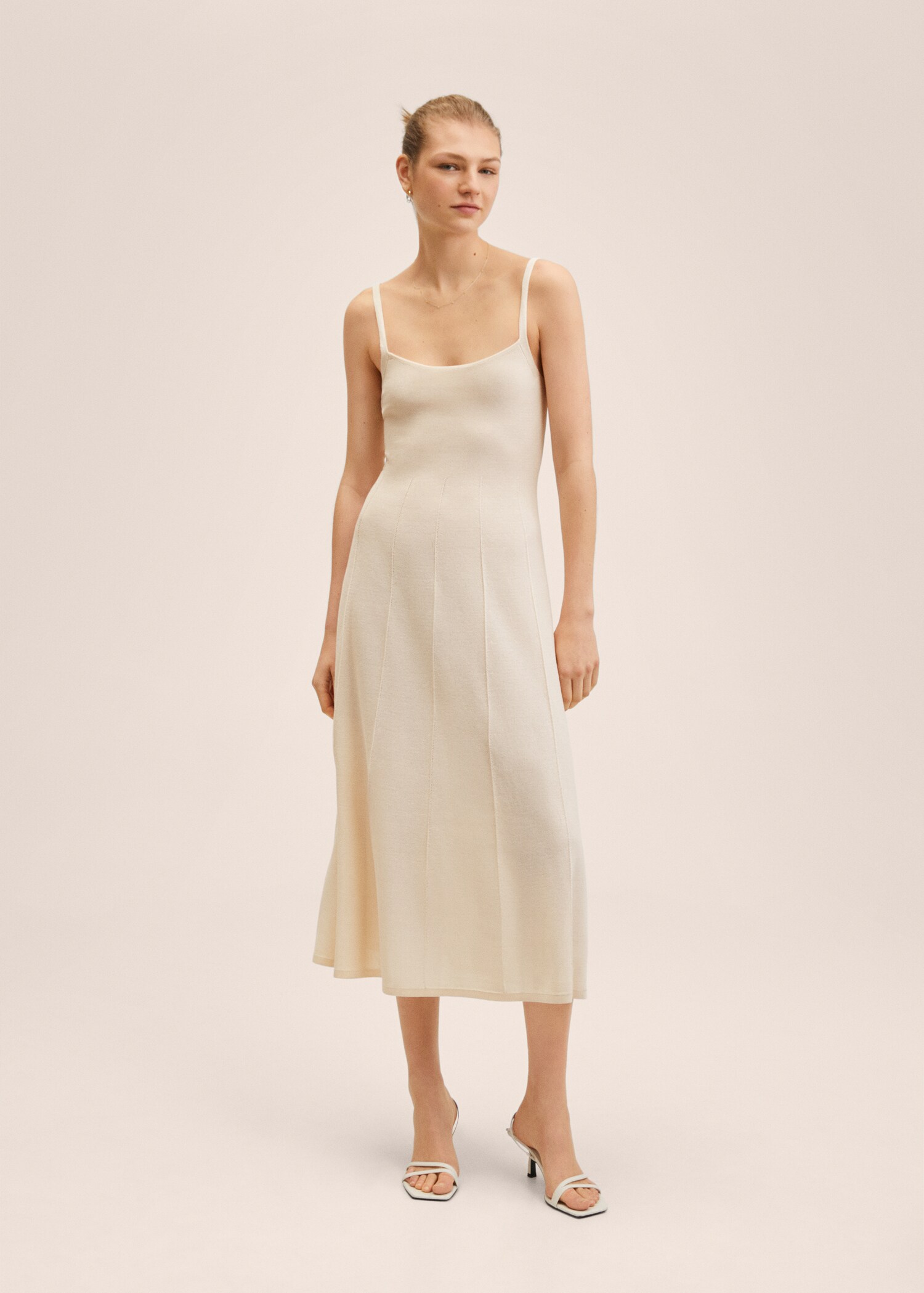 Fine knitted dress - General plane