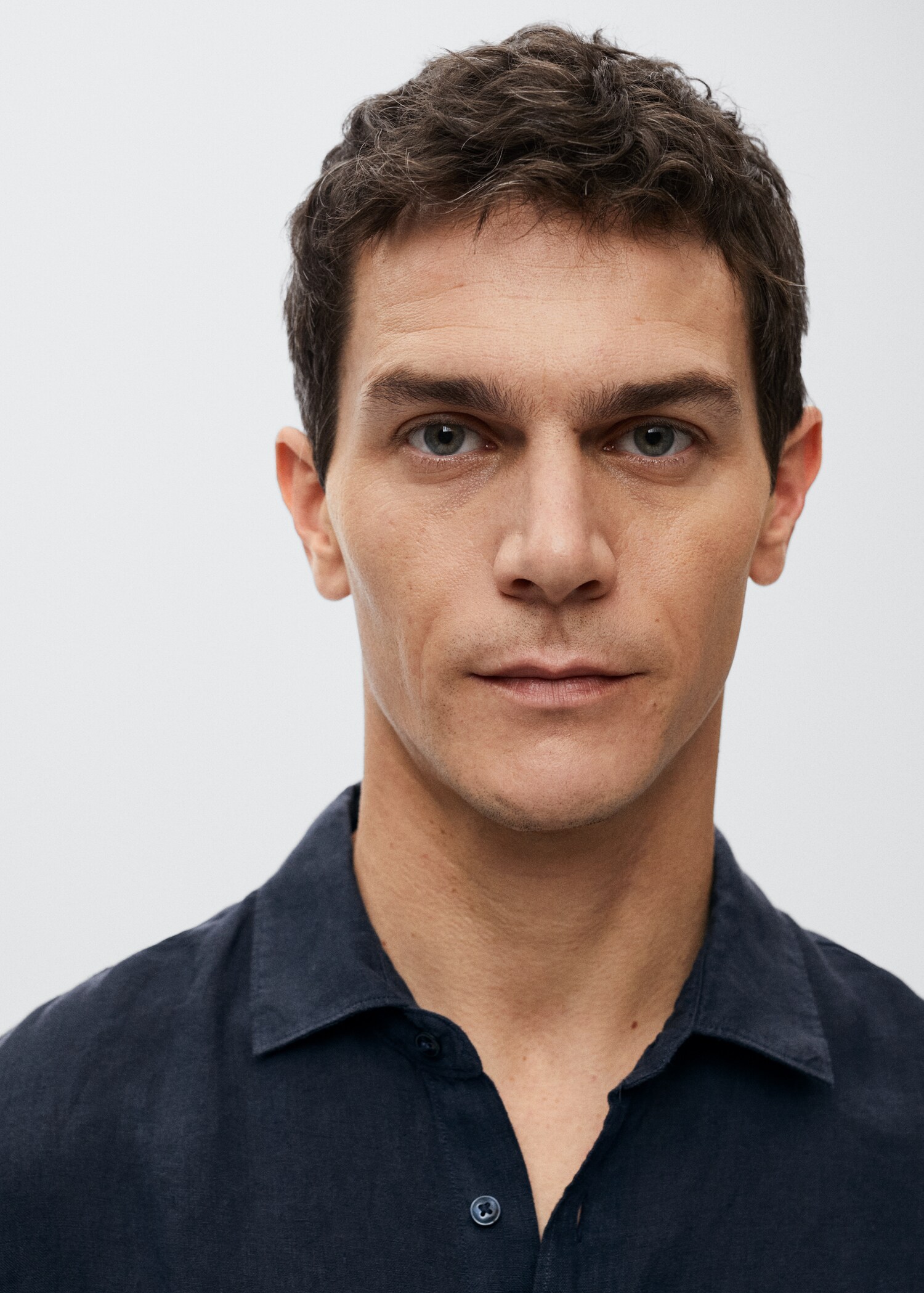 Regular-fit 100% linen shirt - Details of the article 1