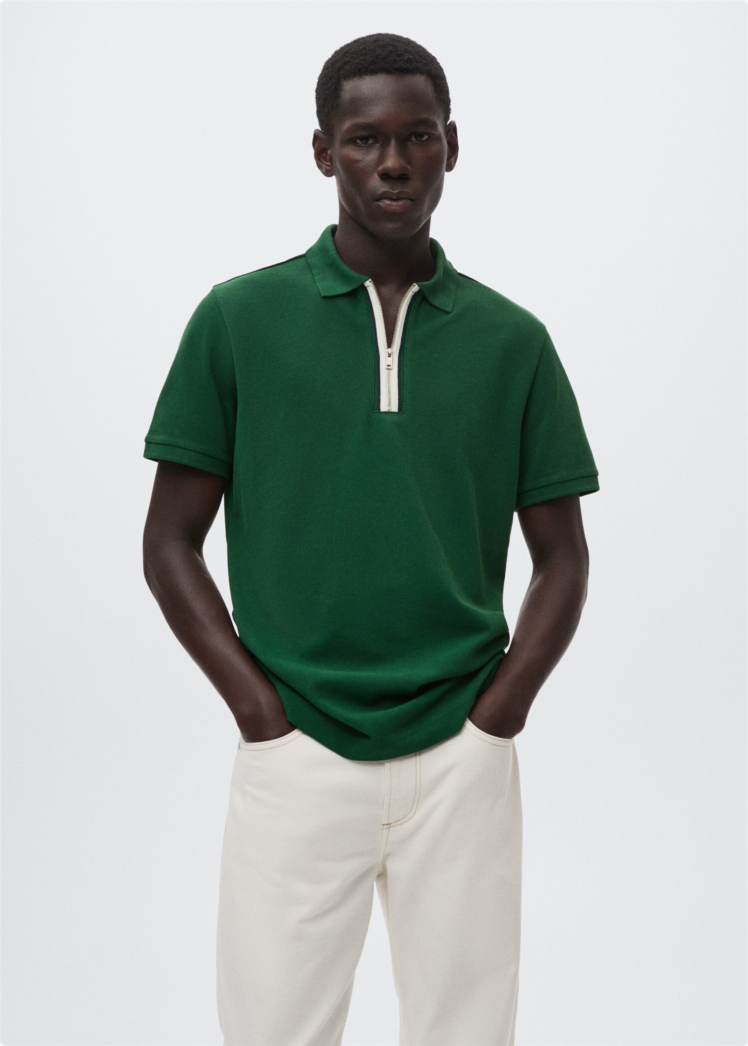 Polo cremallera contraste - Plano medio