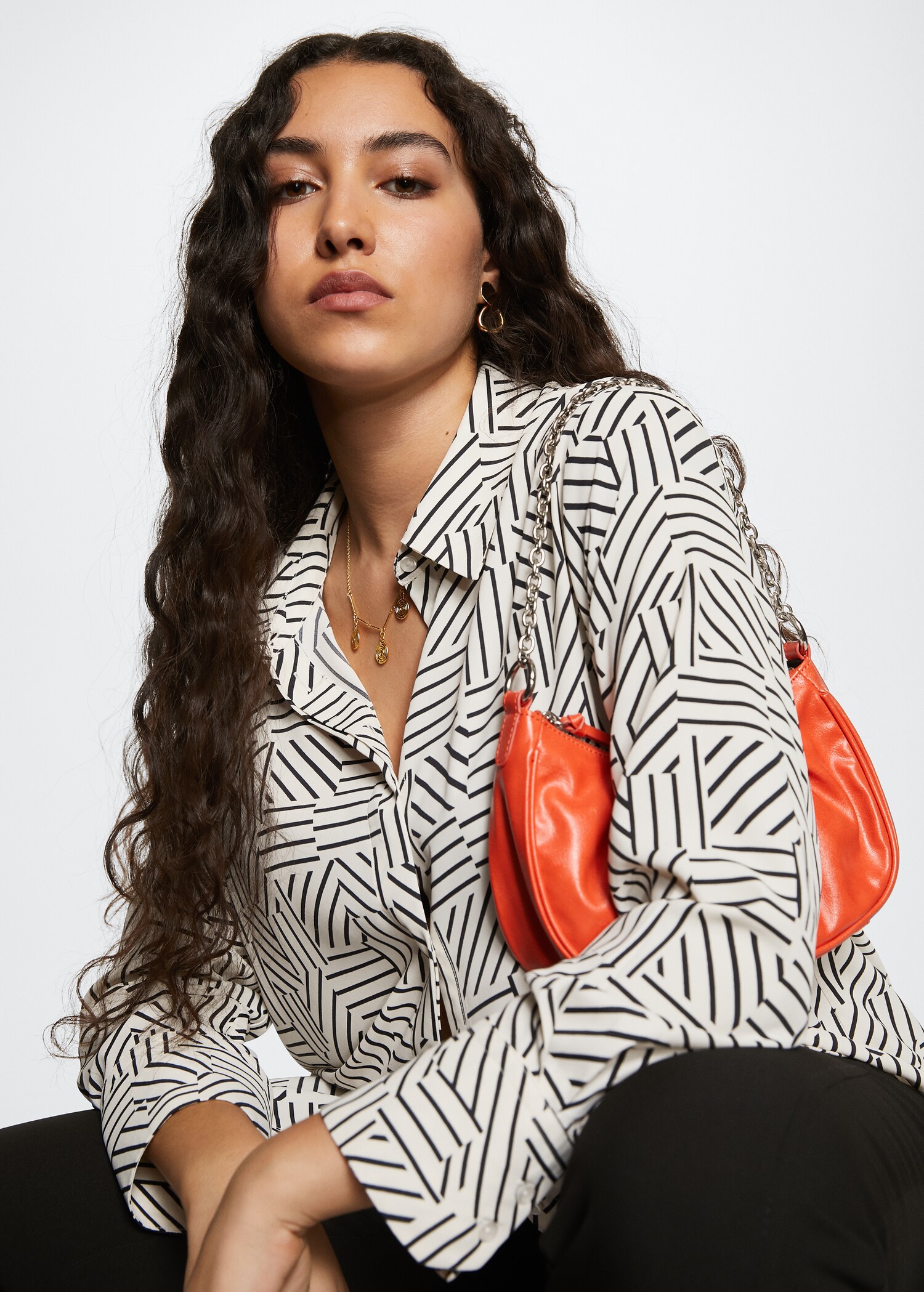 Buttoned flowy shirt - Details of the article 5