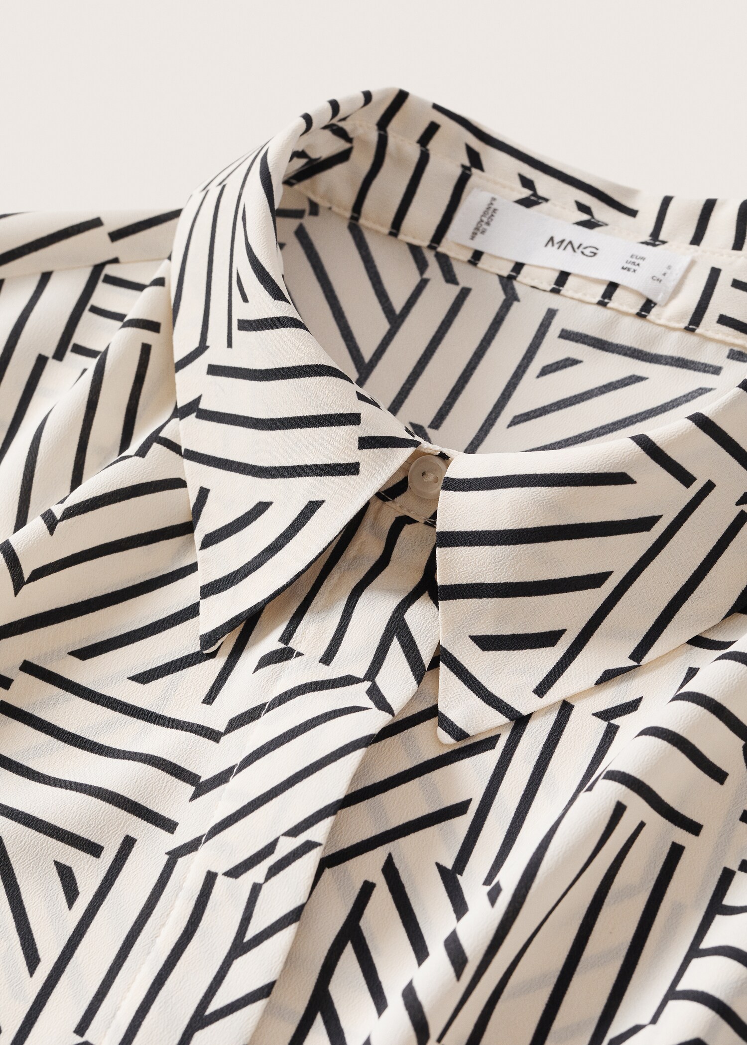 Buttoned flowy shirt - Details of the article 8