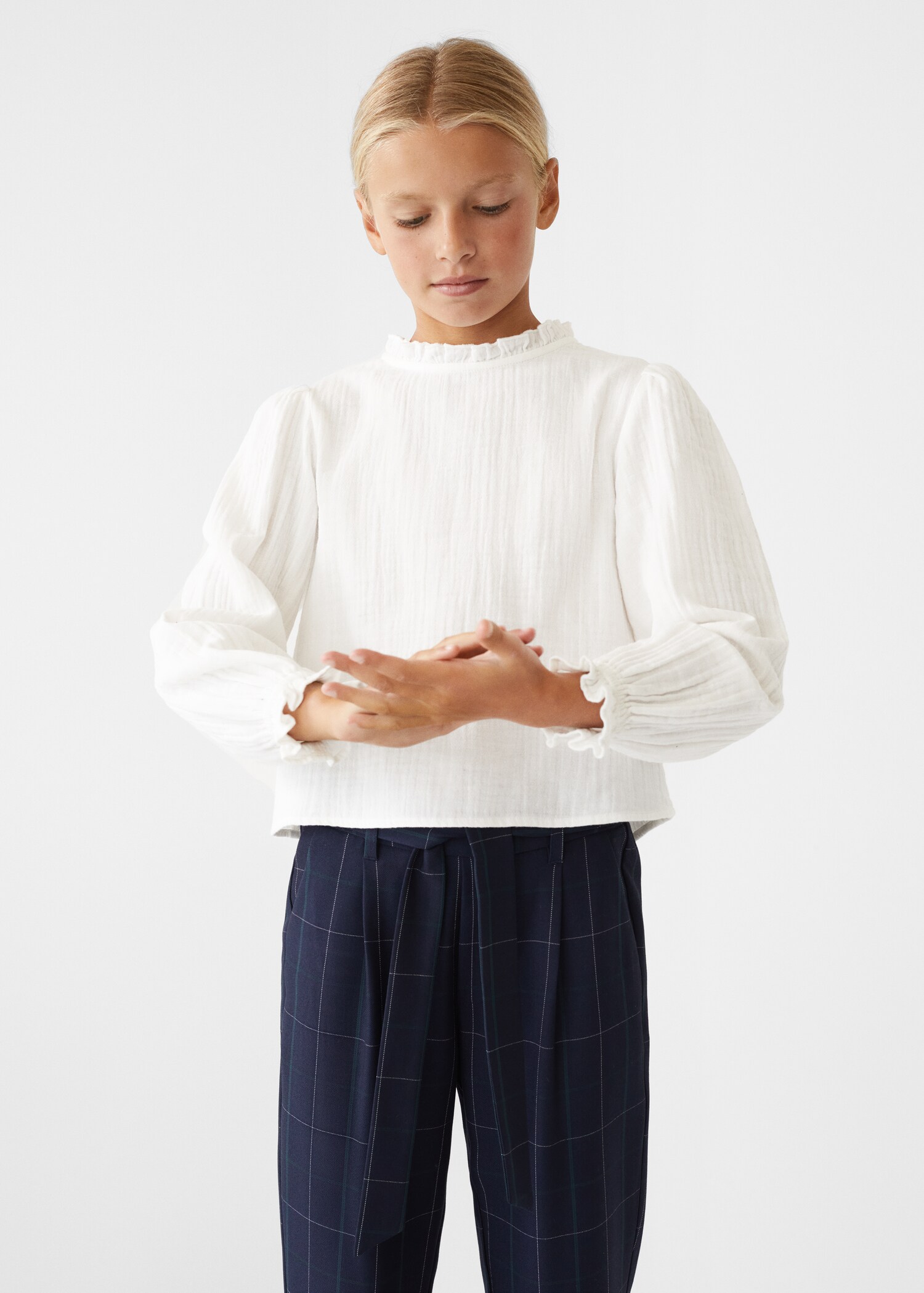 Textured ruffle-neck blouse - Medium plane