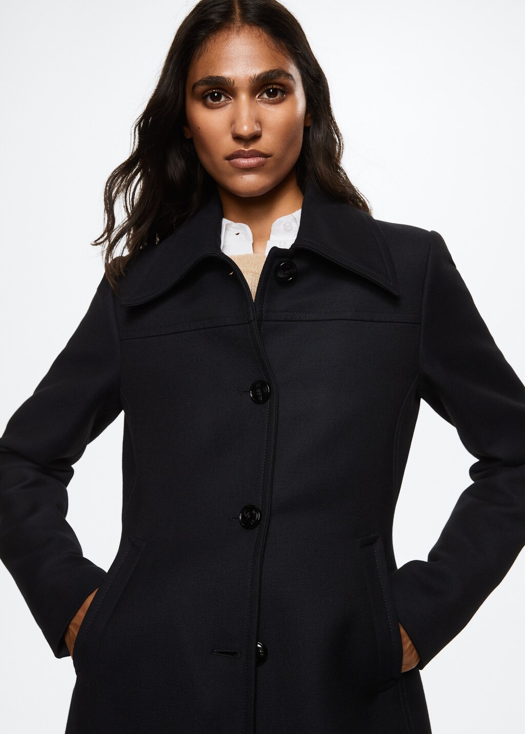 Fitted coat with buttons
