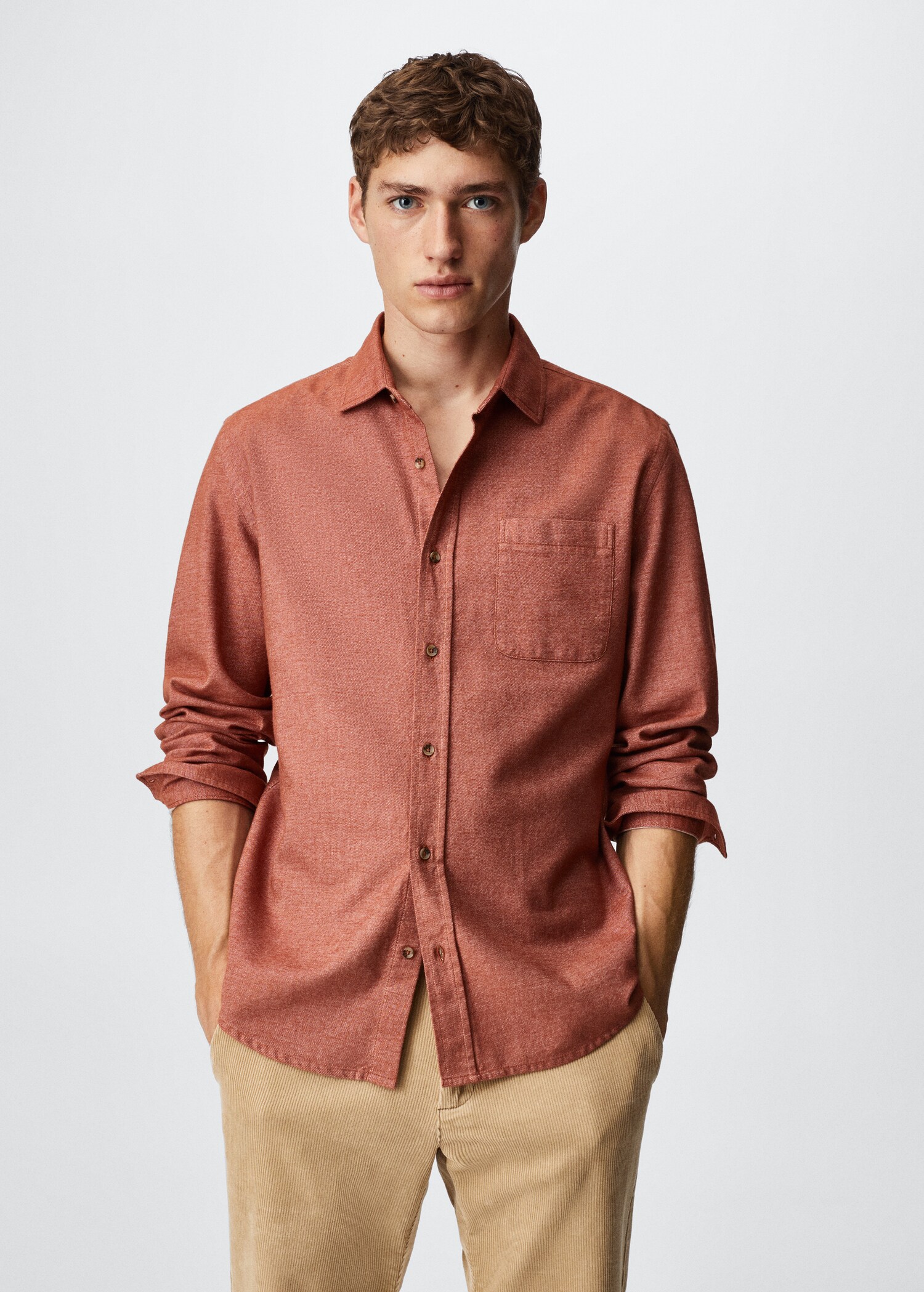 Chemise coton à poche - Plan moyen