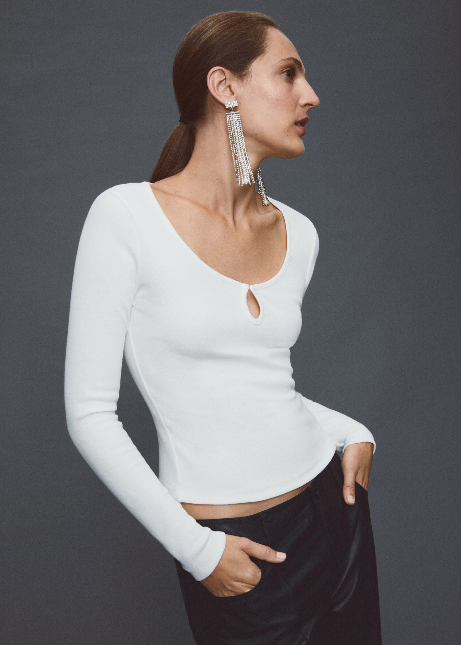 Long-sleeved t-shirt with cut-out - Details of the article 7