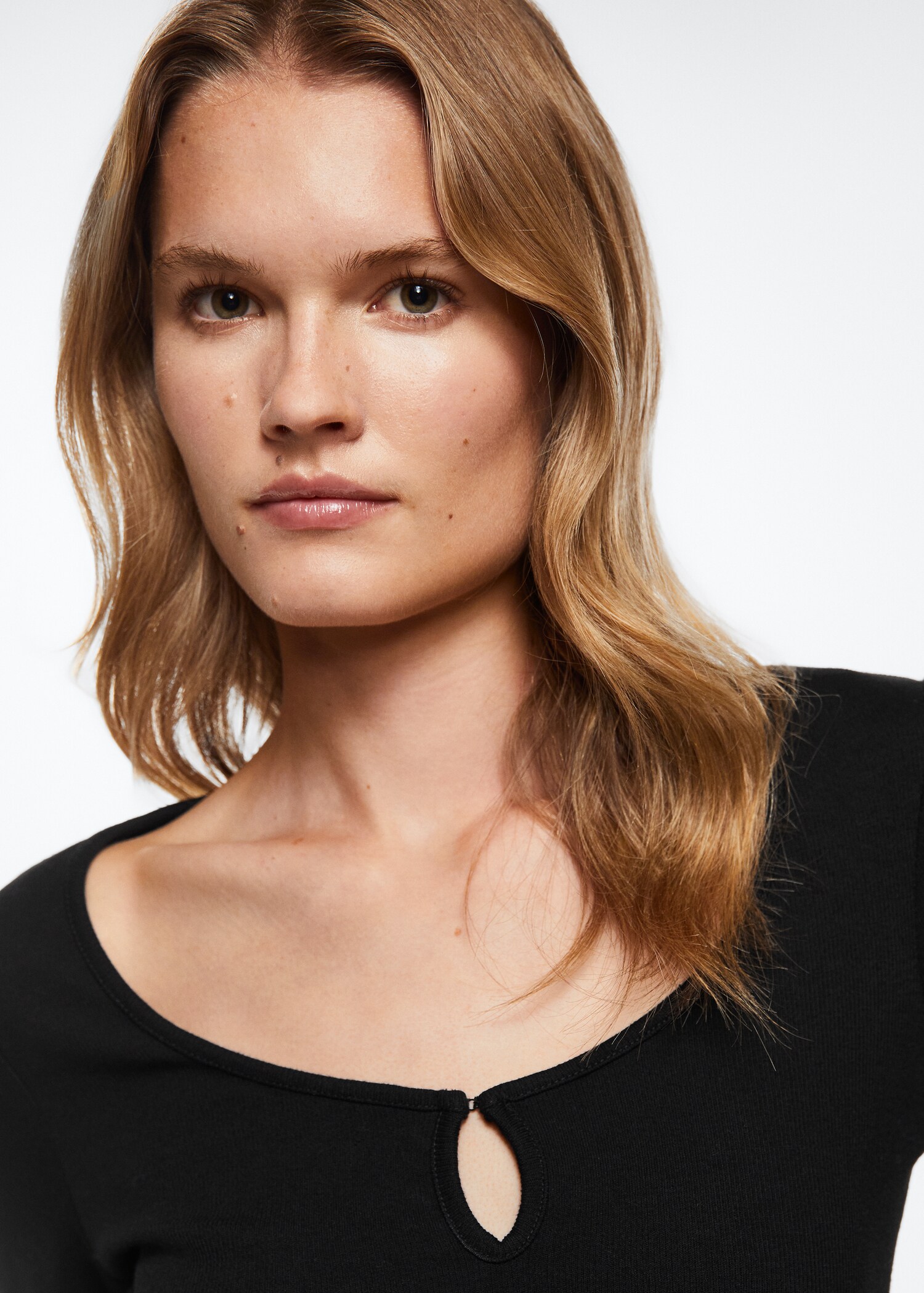 Long-sleeved t-shirt with cut-out - Details of the article 1
