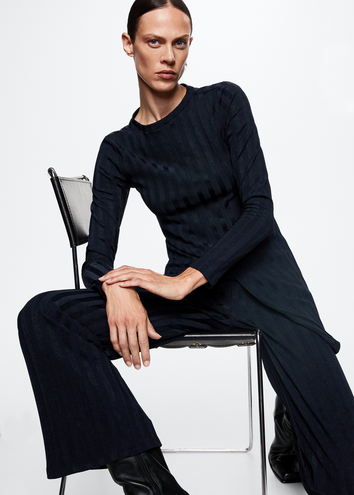 Long-sleeved t-shirt with cut-out - Details of the article 2