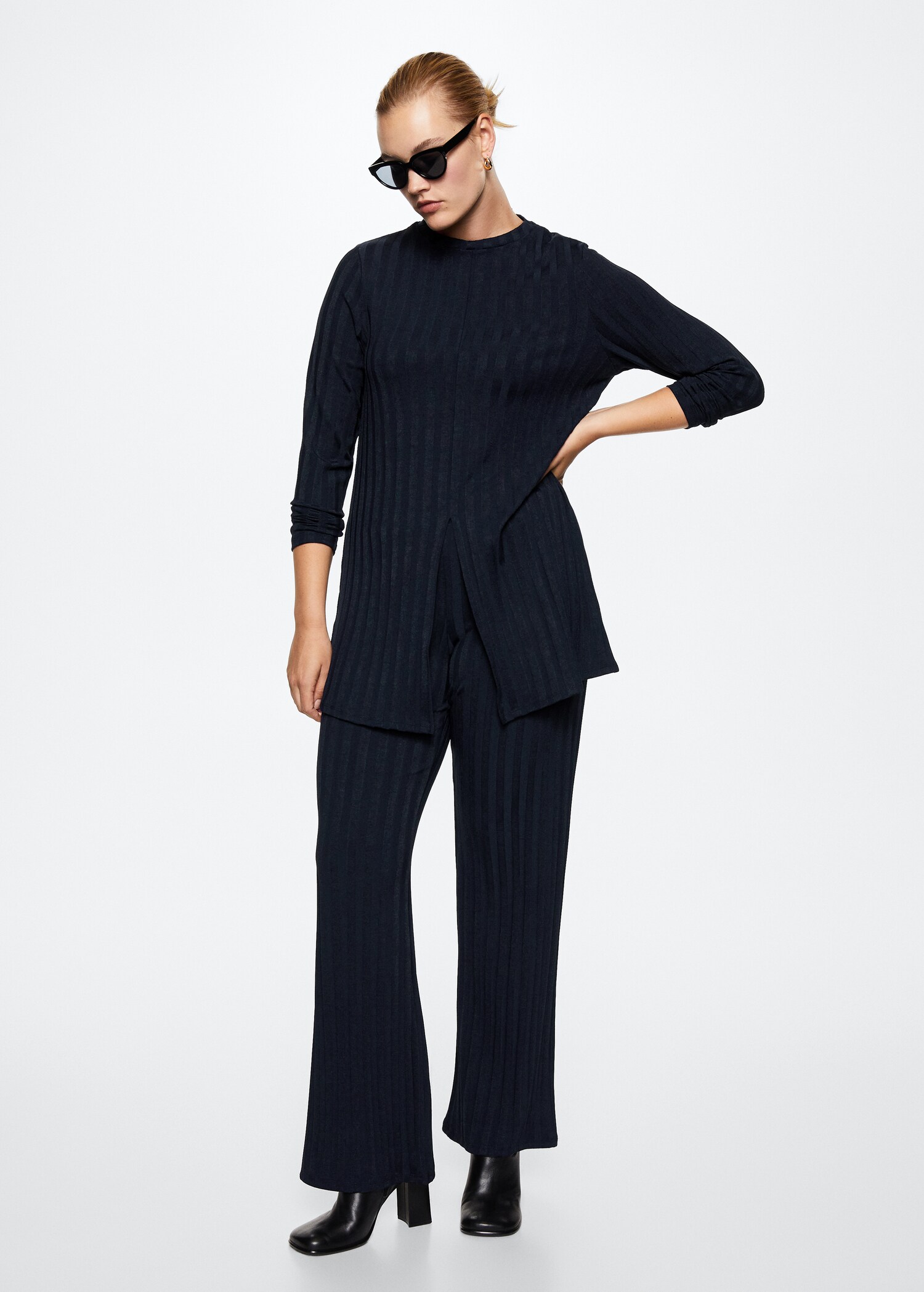 Long-sleeved t-shirt with cut-out - Details of the article 3