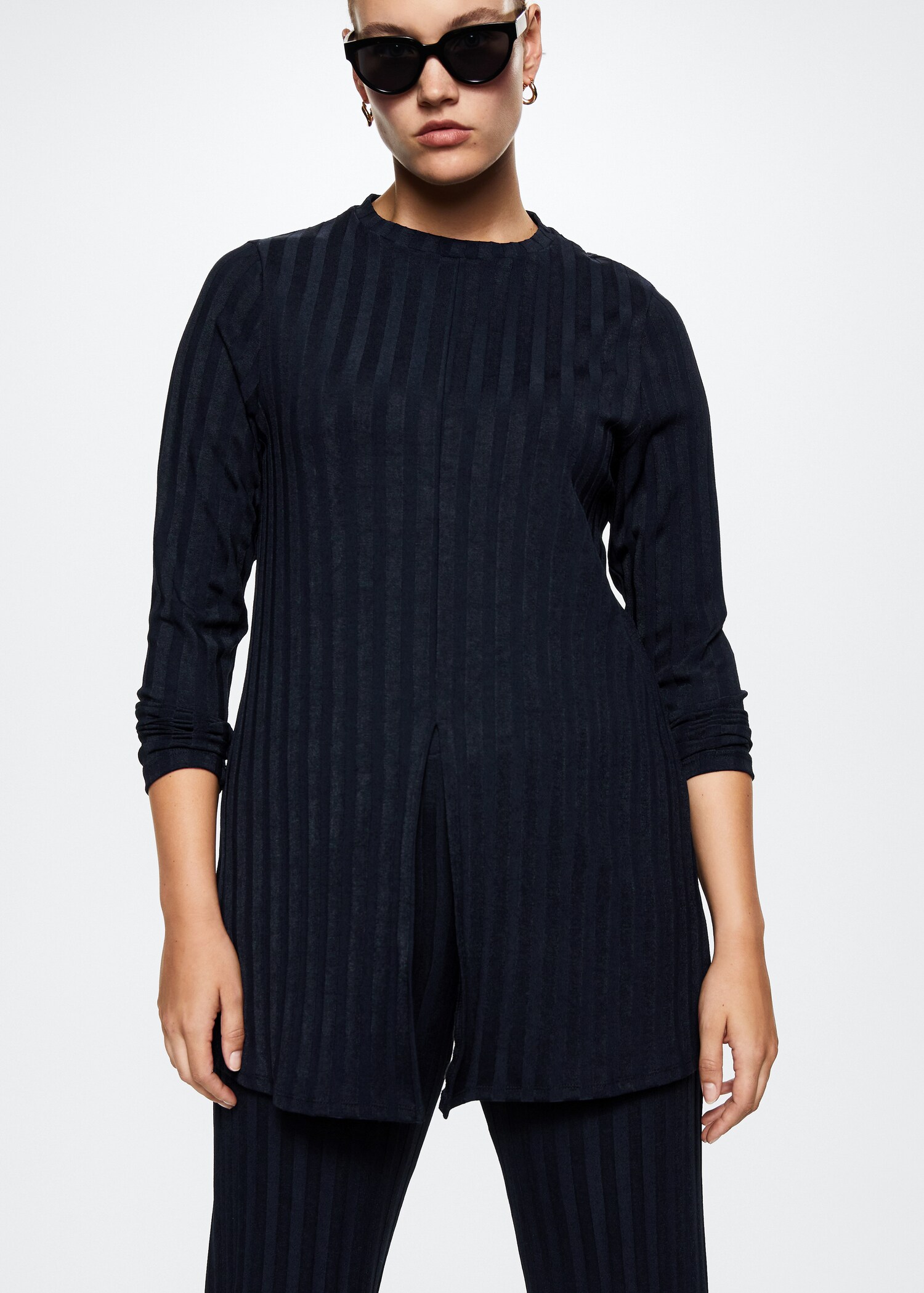 Long-sleeved t-shirt with cut-out - Details of the article 5