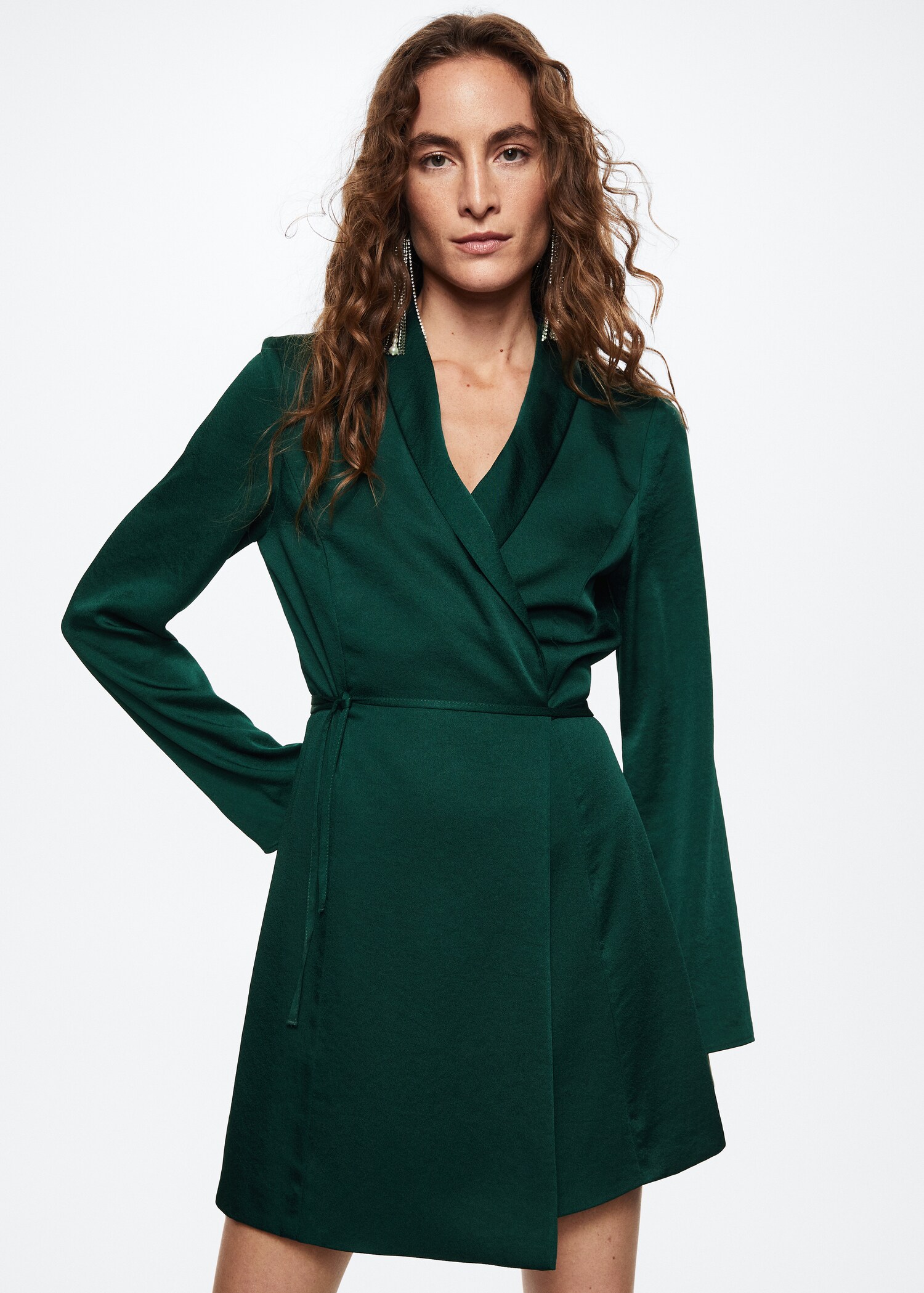 Vestido satinado cruzado - Plano medio