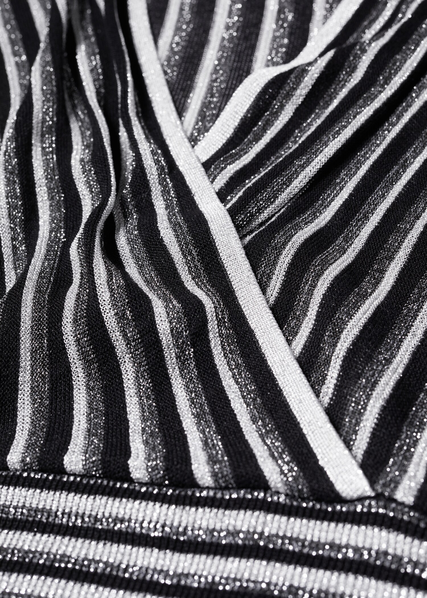 Streifenpullover mit gekreuztem Ausschnitt - Detail des Artikels 8