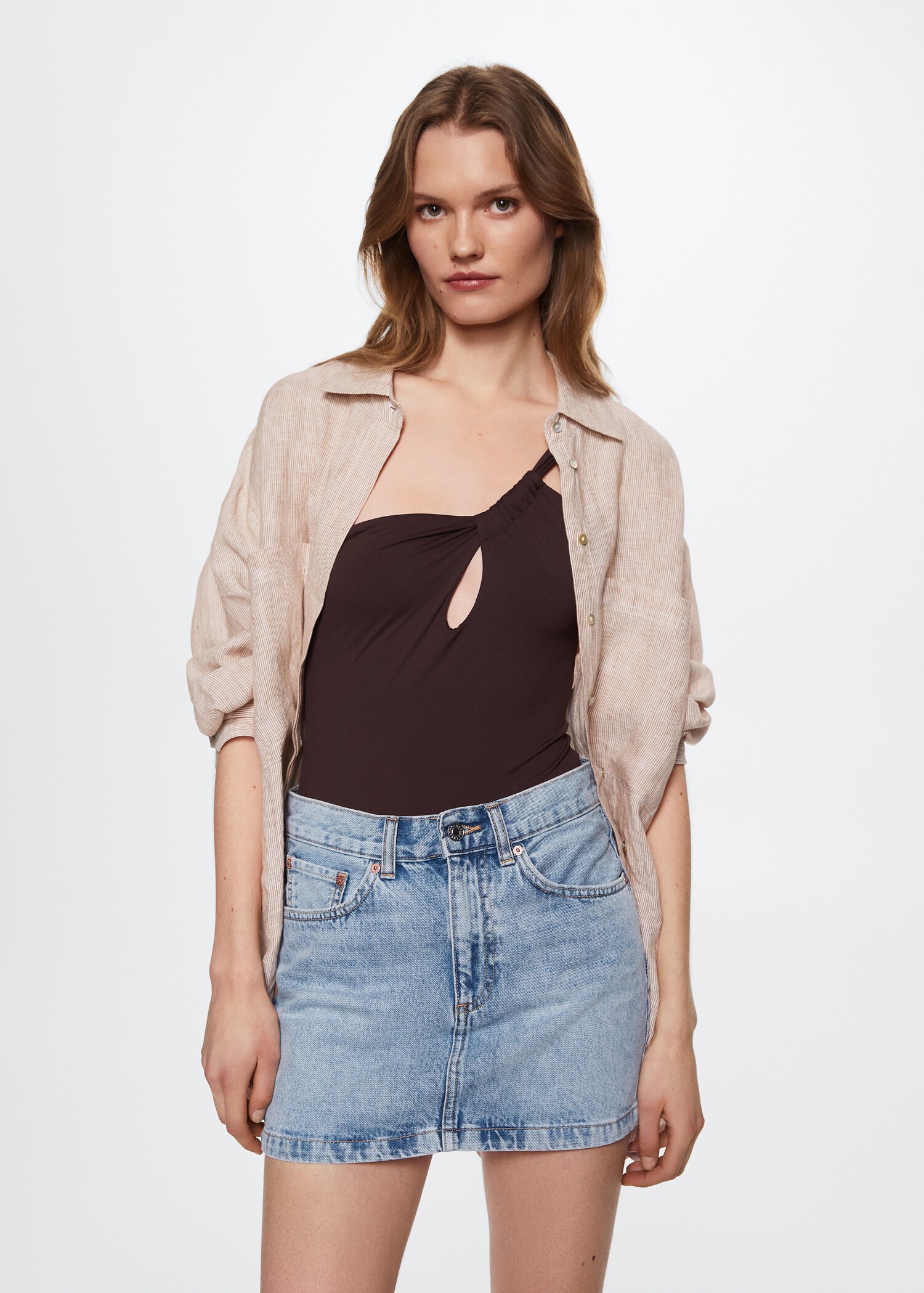 Minifalda denim - Plano medio