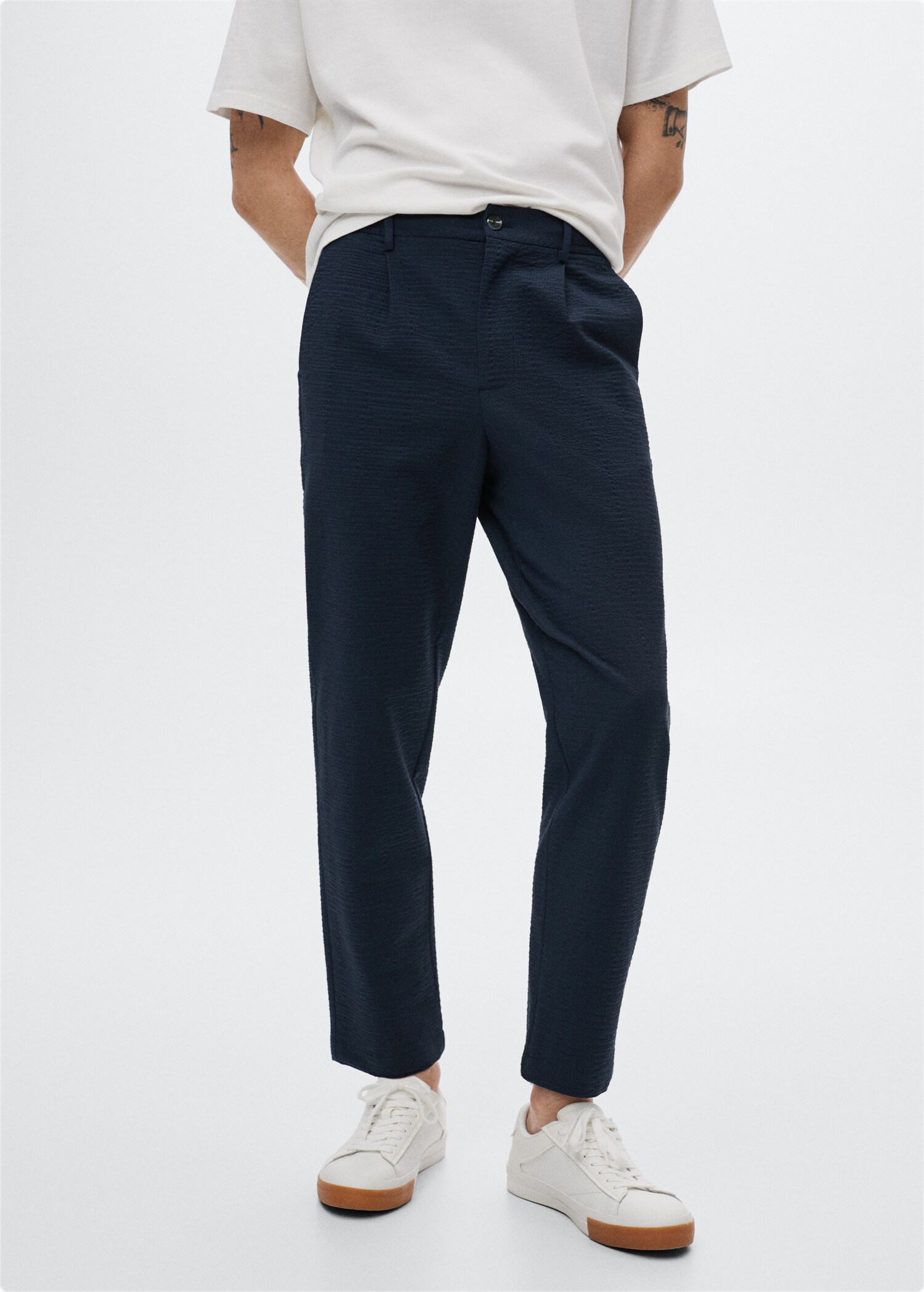 Pantalón pinzas efecto seersucker - Plano medio