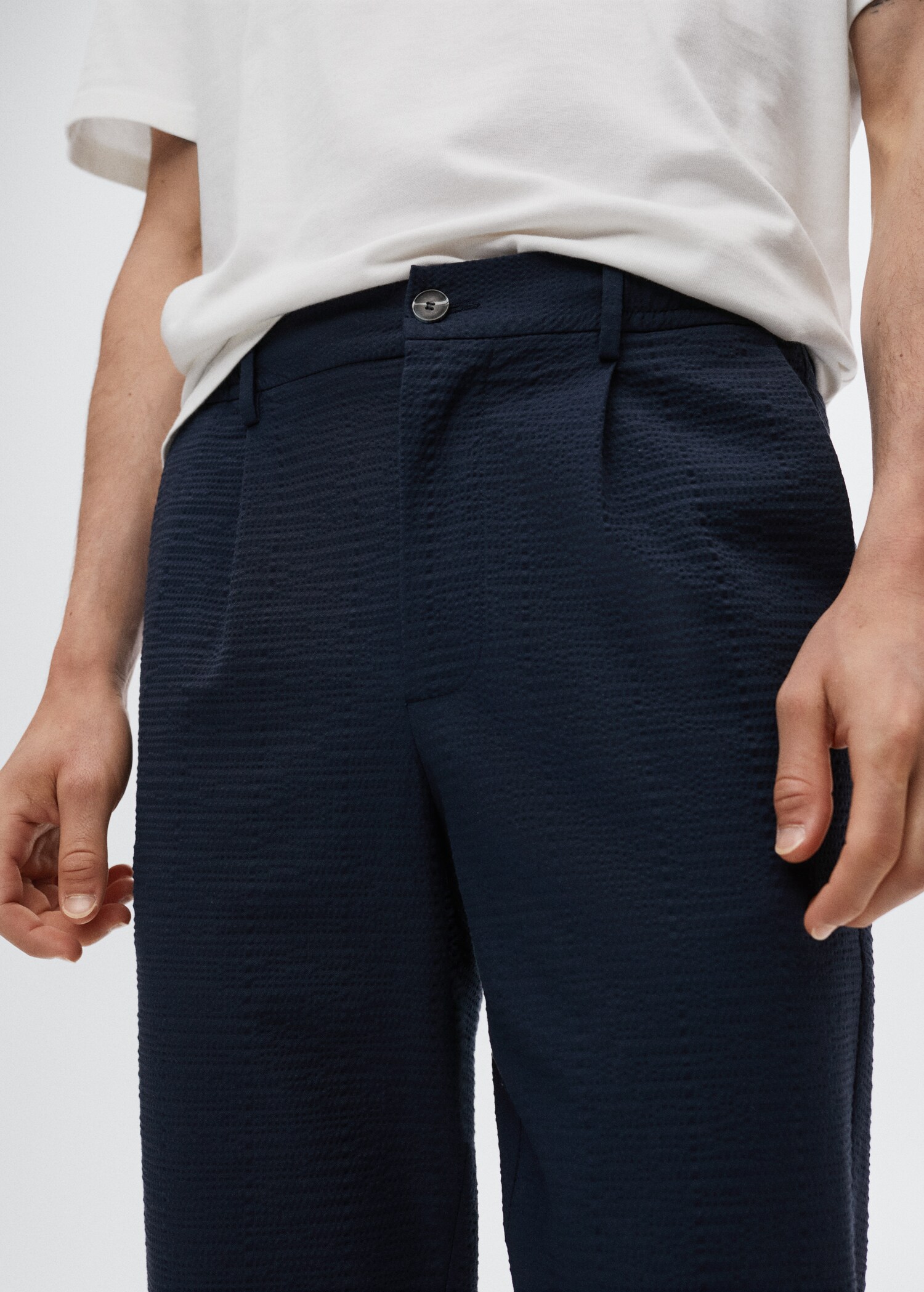 Pantalón pinzas efecto seersucker - Detalle del artículo 1