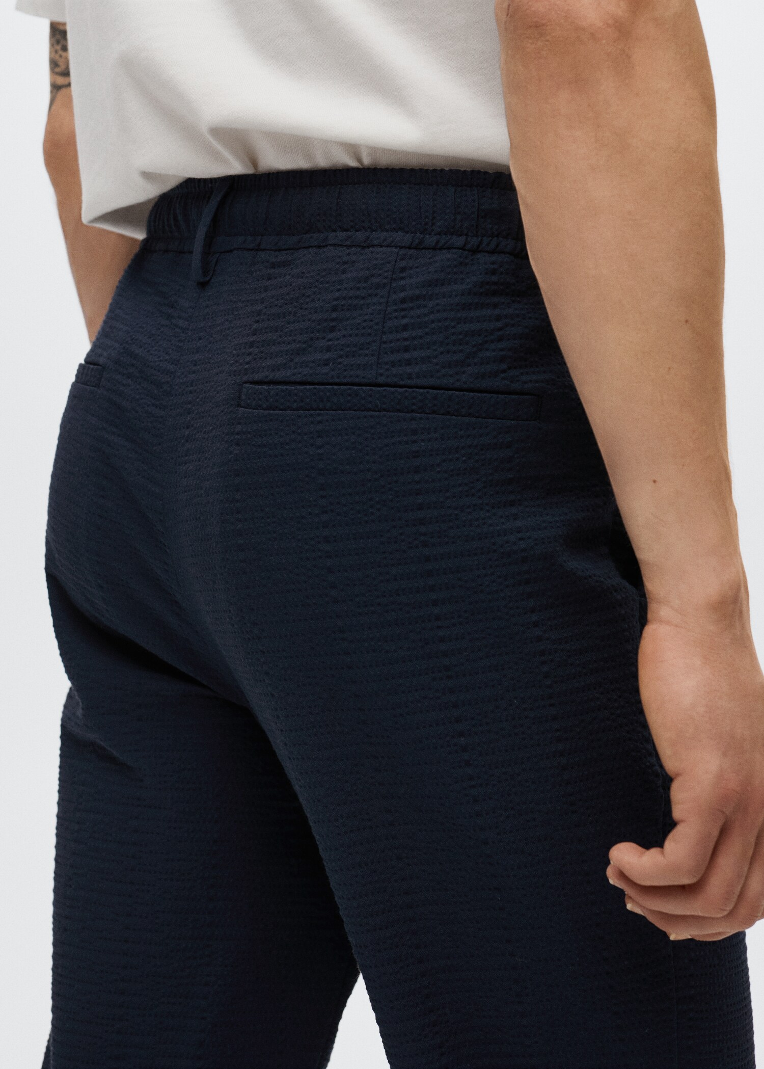 Pantalón pinzas efecto seersucker - Reverso del artículo